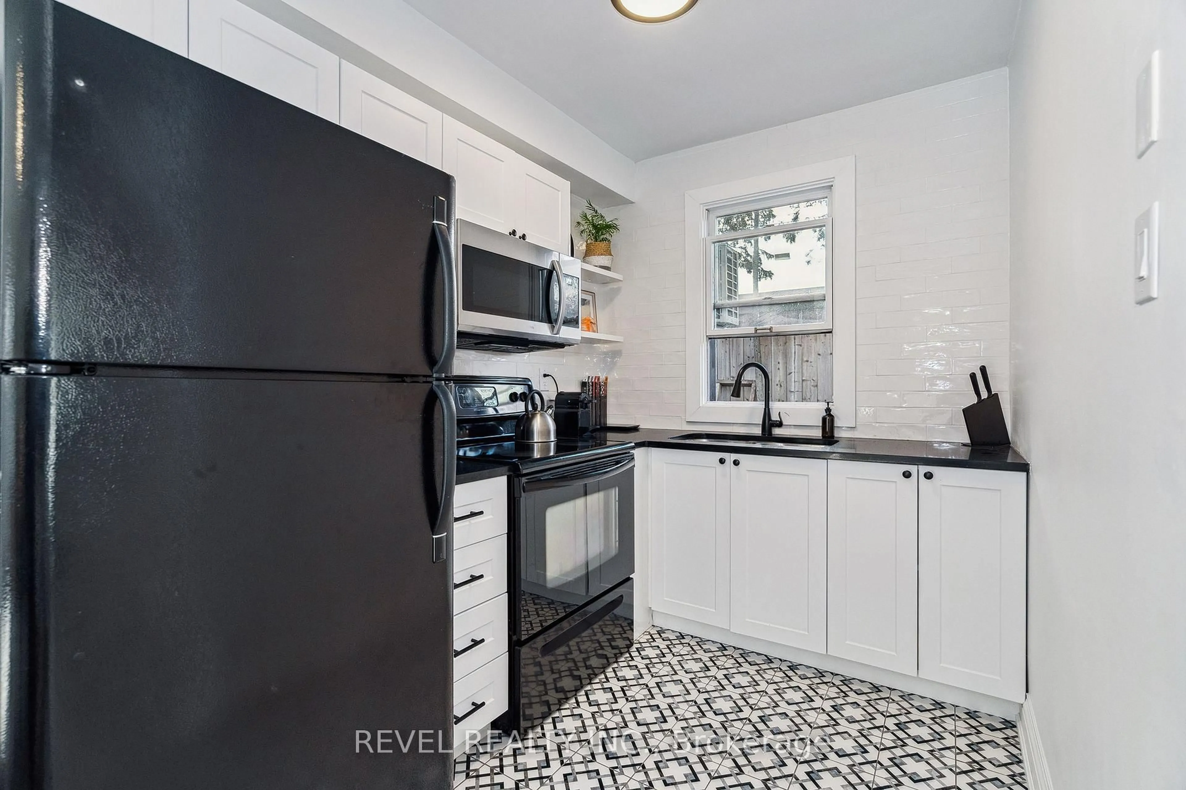 Standard kitchen, ceramic/tile floor for 1182 Linbrook Rd, Oakville Ontario L6J 2L4