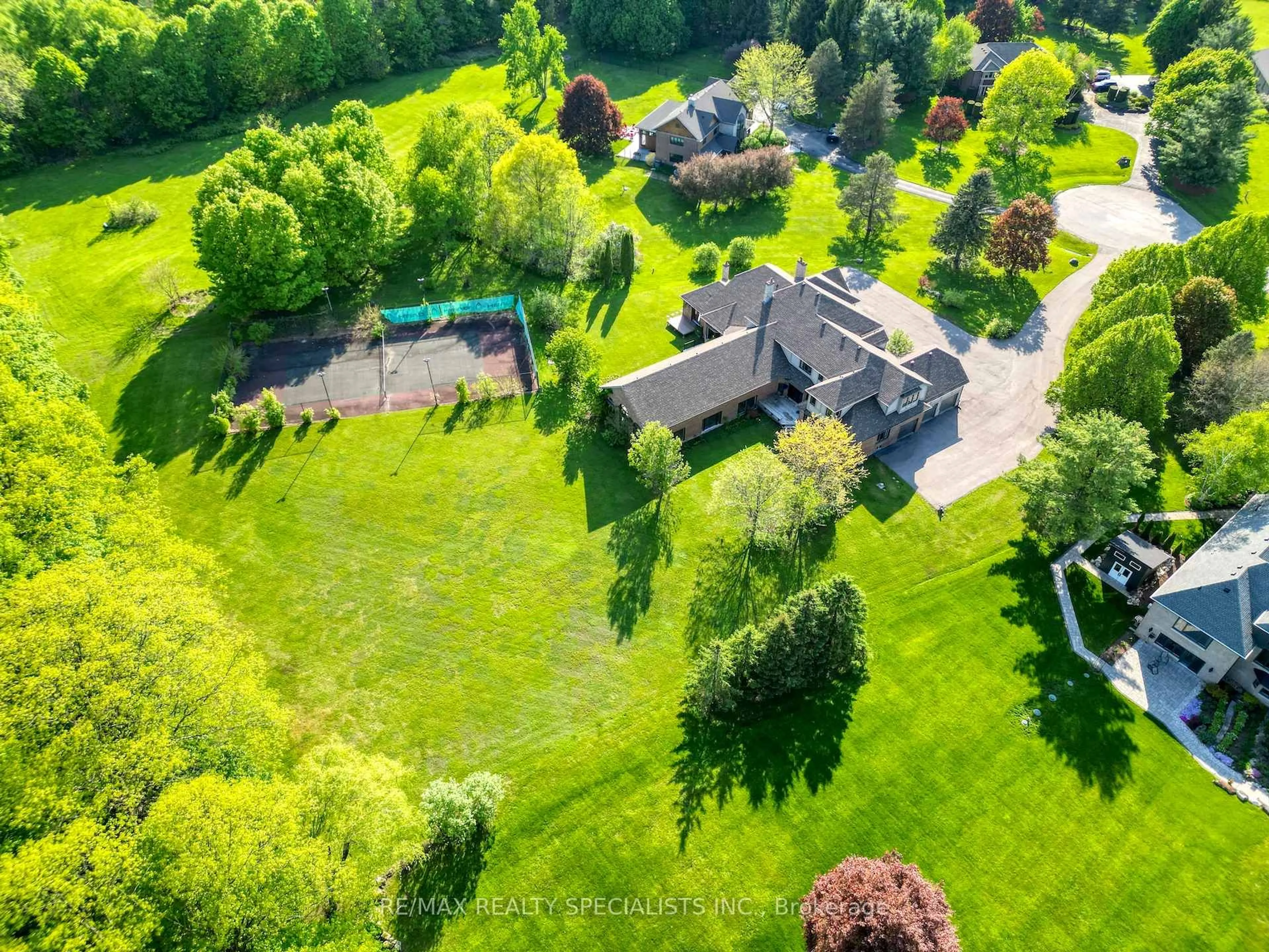 A pic from outside/outdoor area/front of a property/back of a property/a pic from drone, street for 6399 Chelsea Rd, Burlington Ontario L7P 0M8