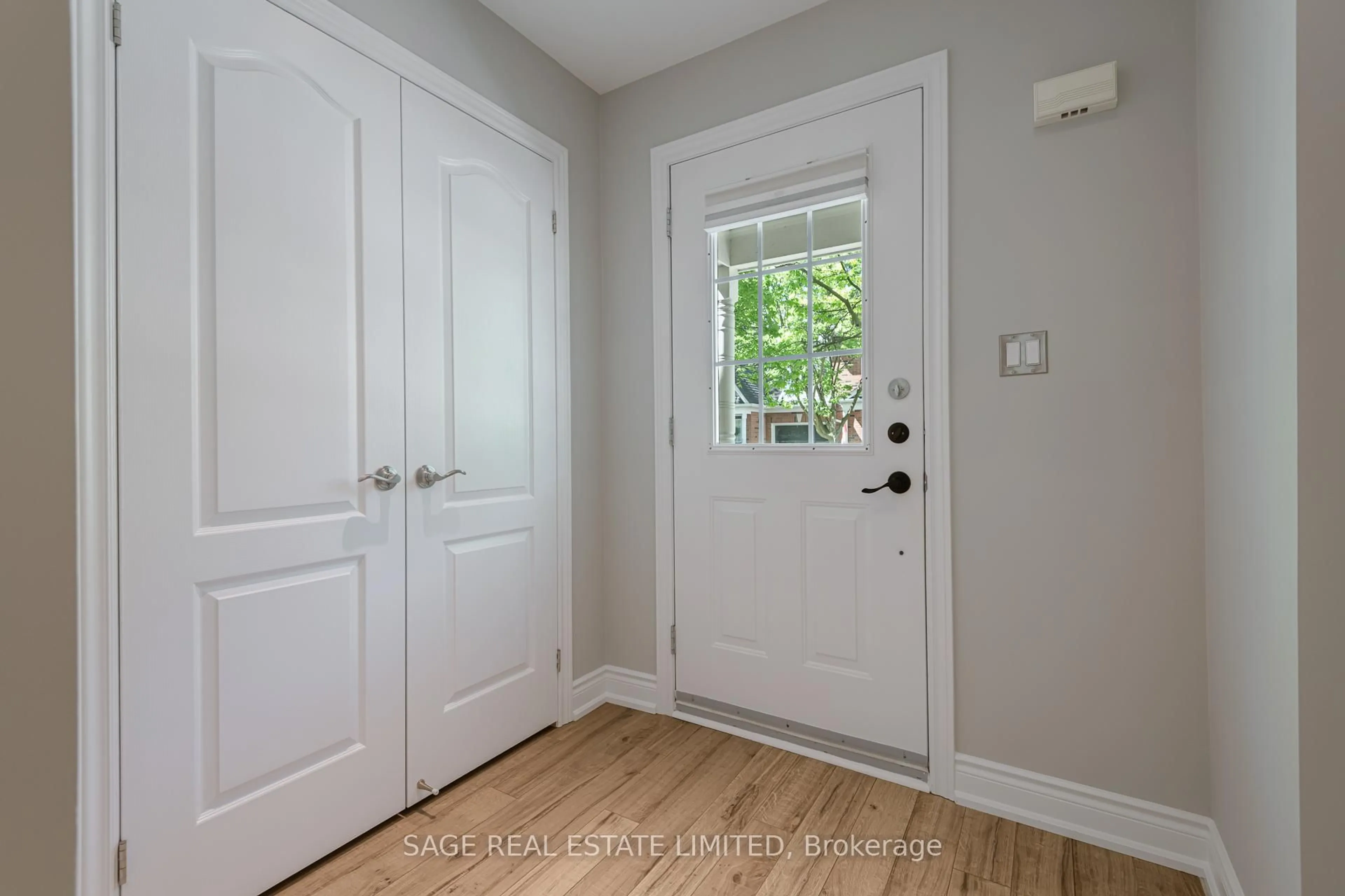 Indoor entryway for 5427 Lakeshore Rd #10, Burlington Ontario L7L 1E1