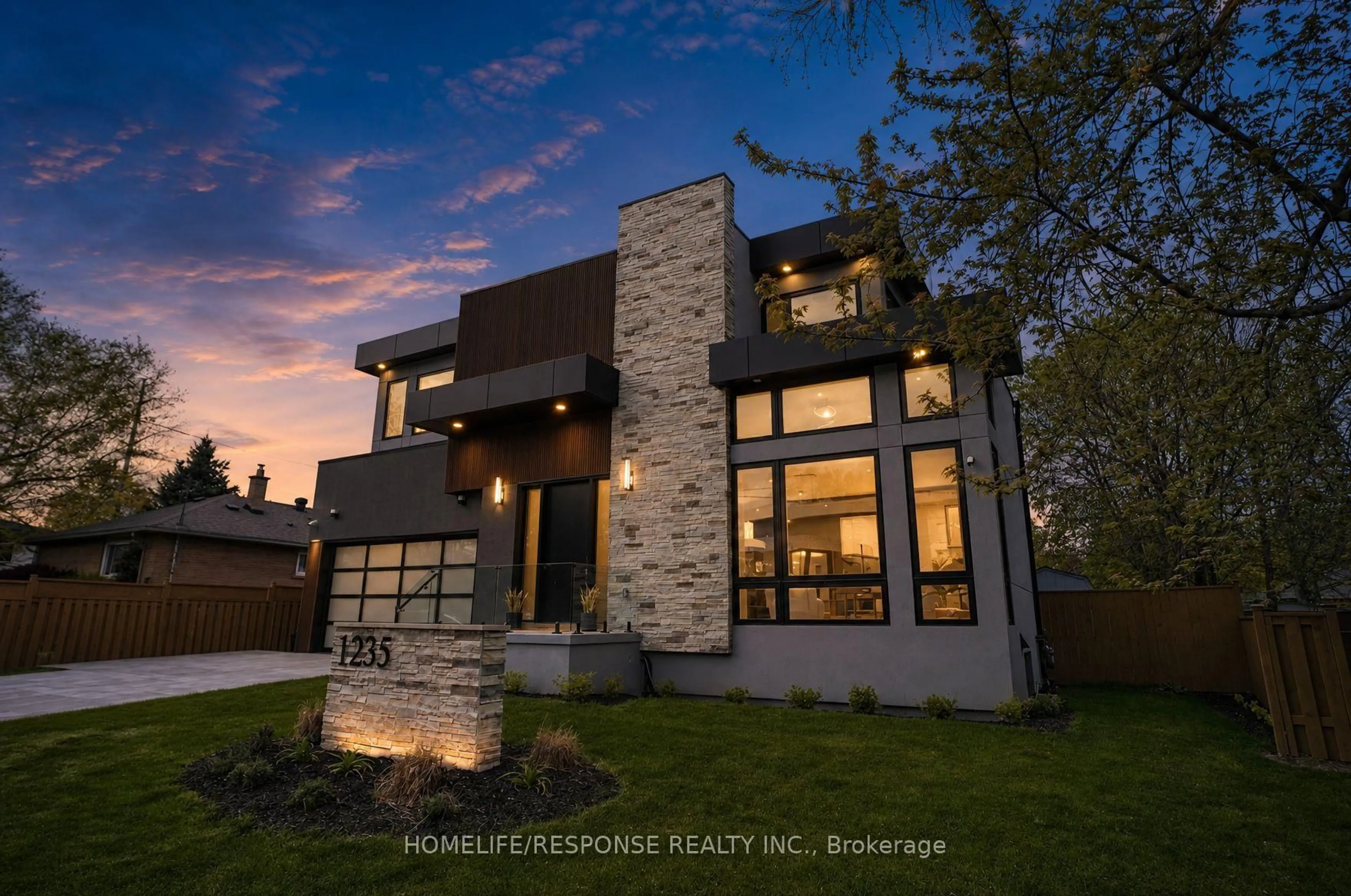 Home with brick exterior material, unknown for 1235 Whittington Rd, Mississauga Ontario L5J 3J8