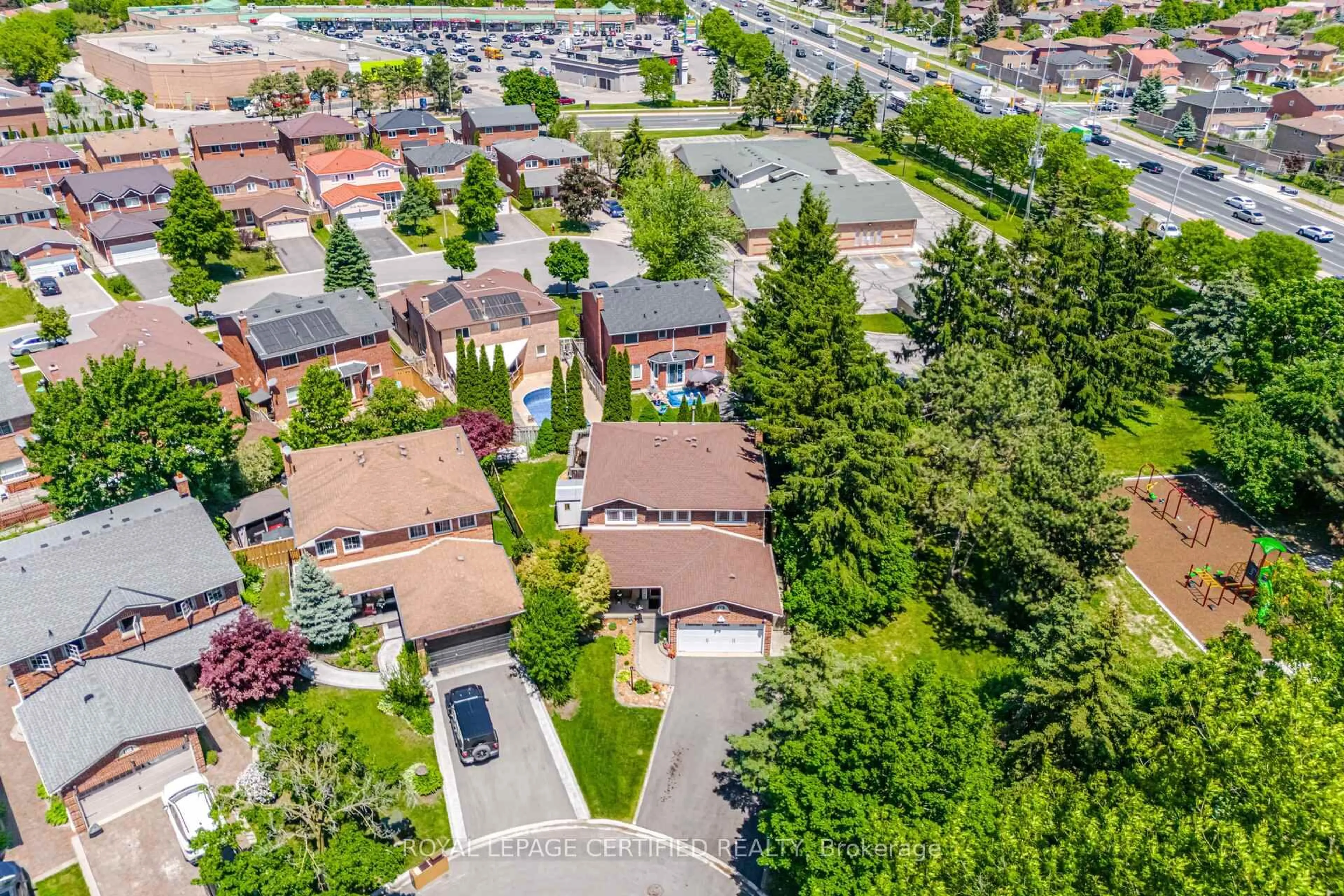 A pic from outside/outdoor area/front of a property/back of a property/a pic from drone, street for 20 Burnley Pl, Brampton Ontario L6Z 2T9