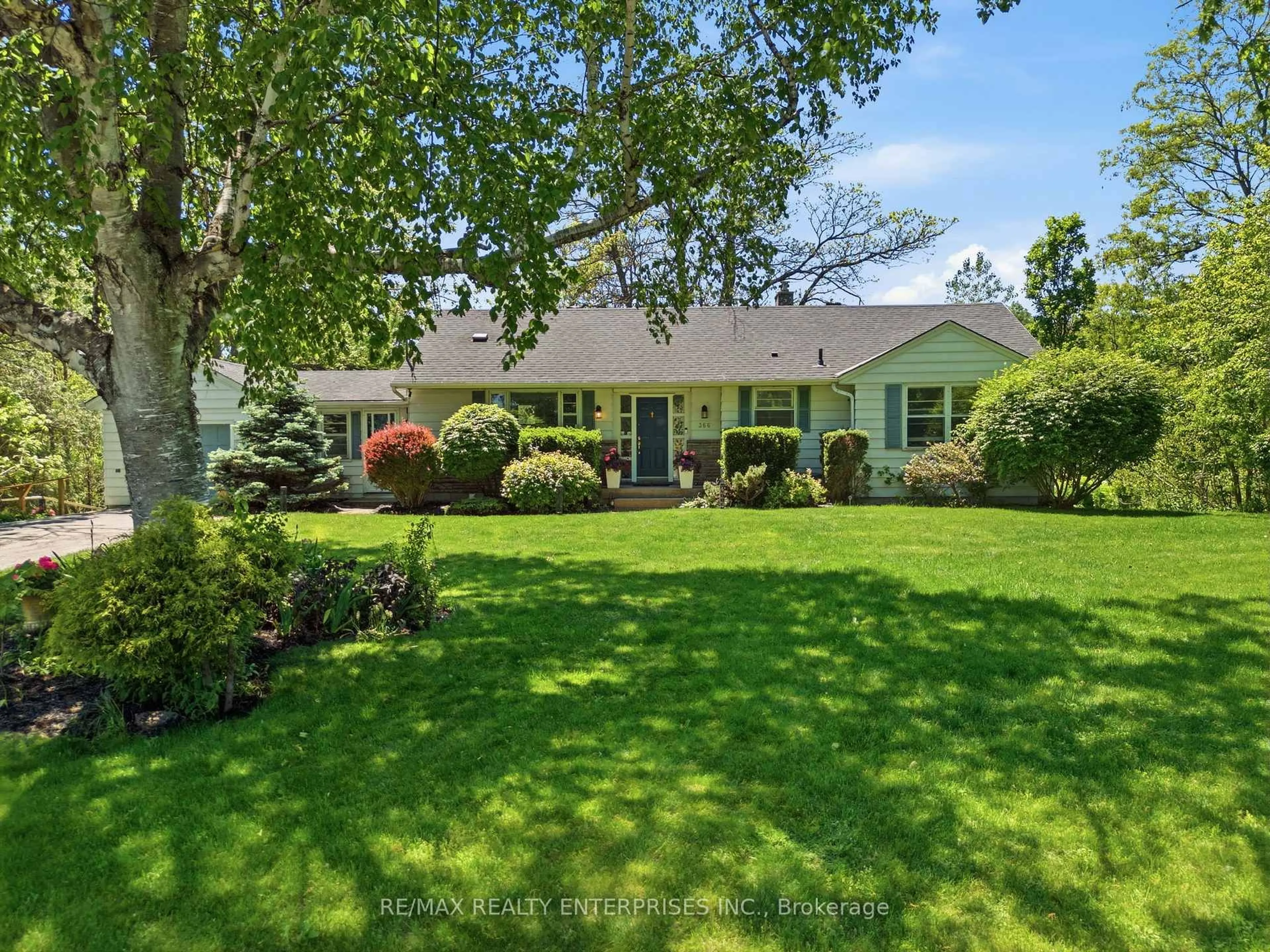 A pic from outside/outdoor area/front of a property/back of a property/a pic from drone, street for 366 Winston Churchill Blvd, Oakville Ontario L6J 7X2