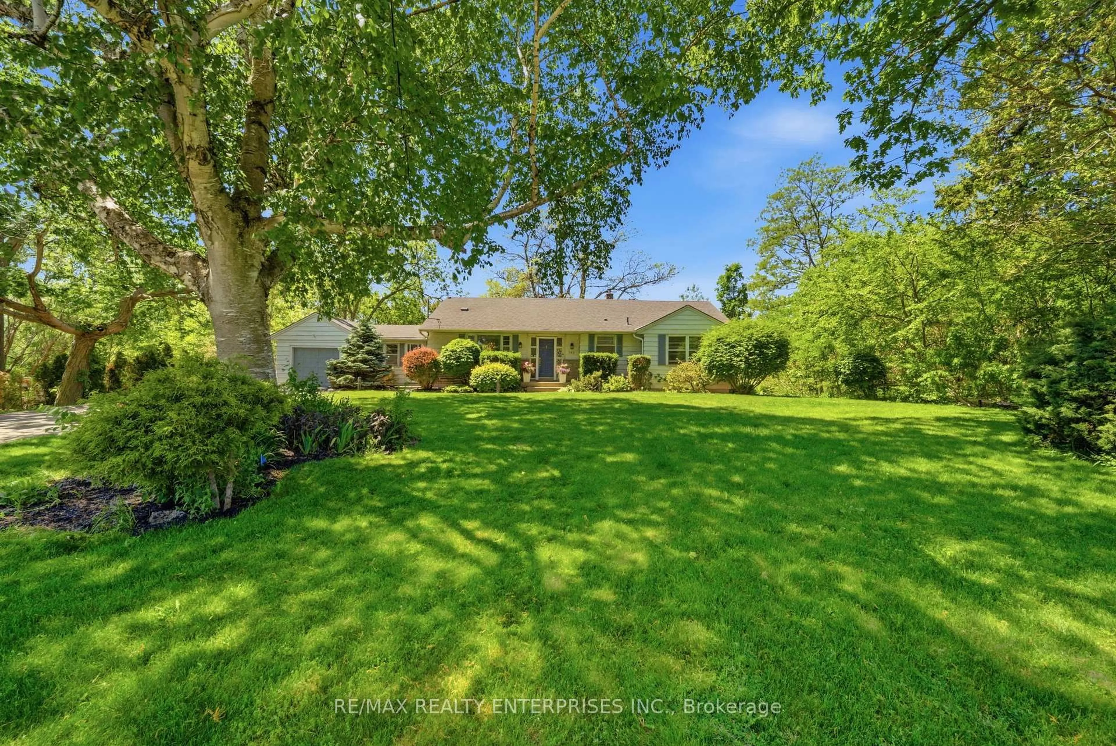 A pic from outside/outdoor area/front of a property/back of a property/a pic from drone, street for 366 Winston Churchill Blvd, Oakville Ontario L6J 7X2