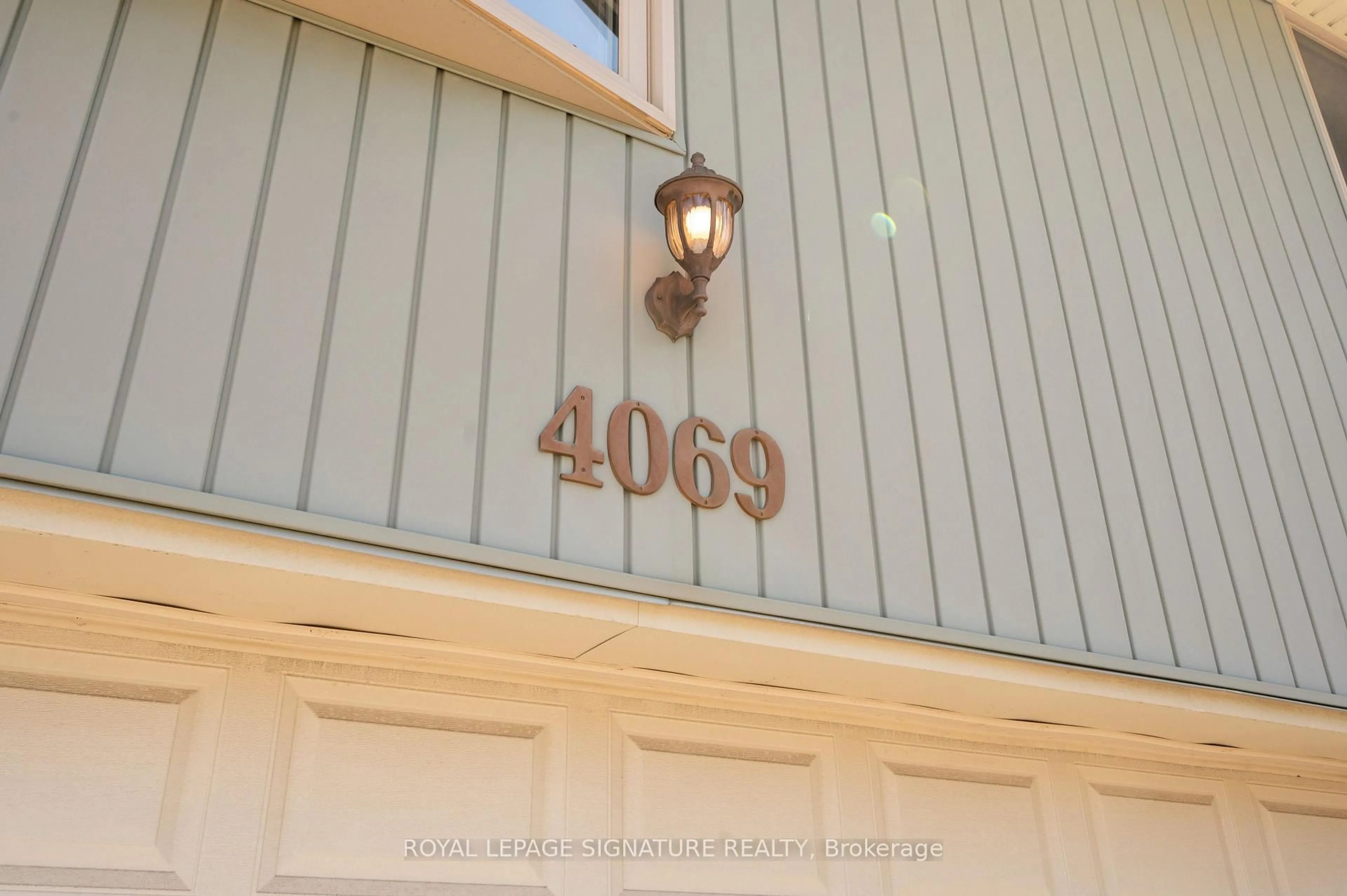 Indoor entryway for 4069 Jefton Cres, Mississauga Ontario L5L 1Z2