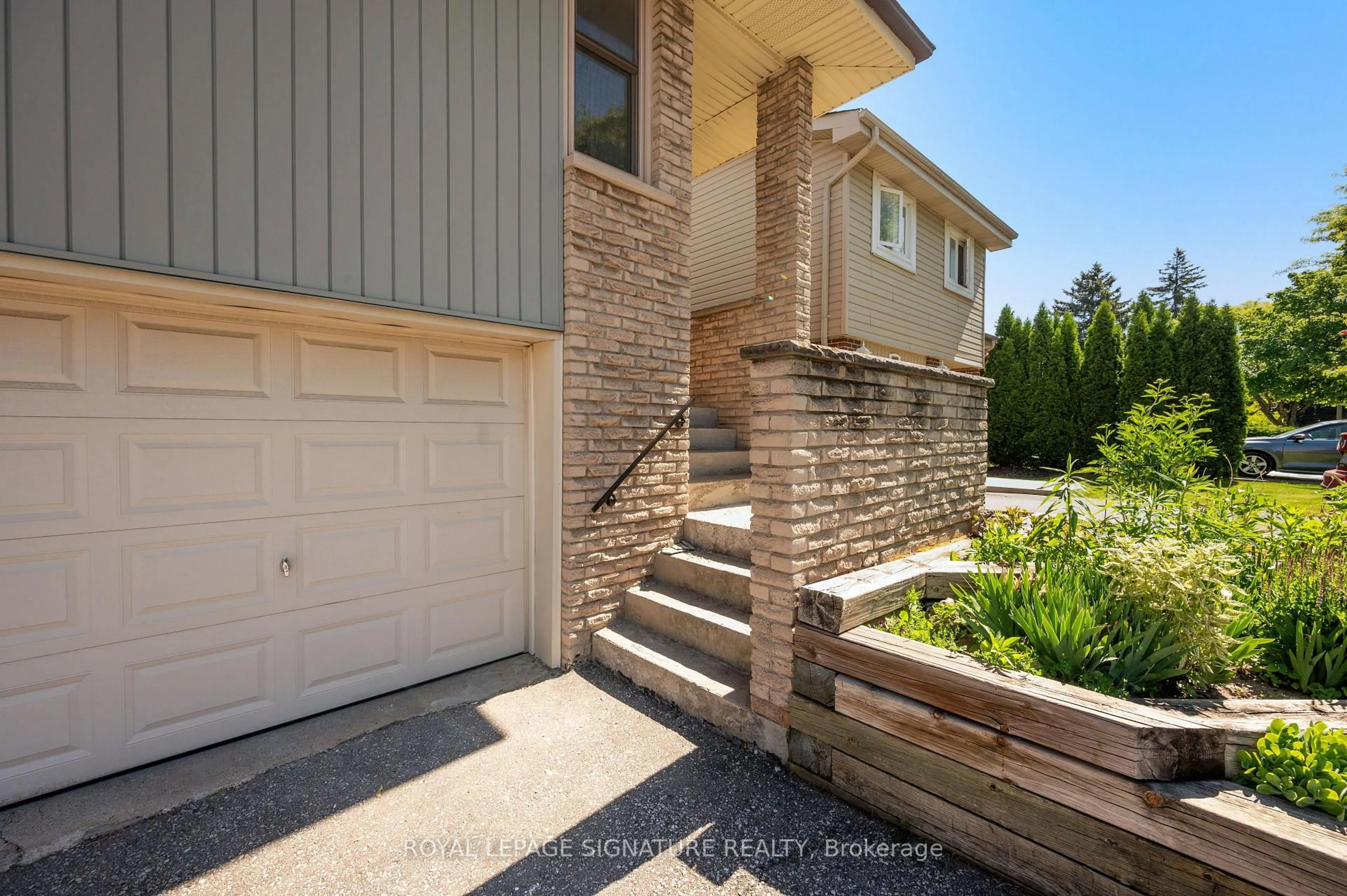 Home with brick exterior material, street for 4069 Jefton Cres, Mississauga Ontario L5L 1Z2