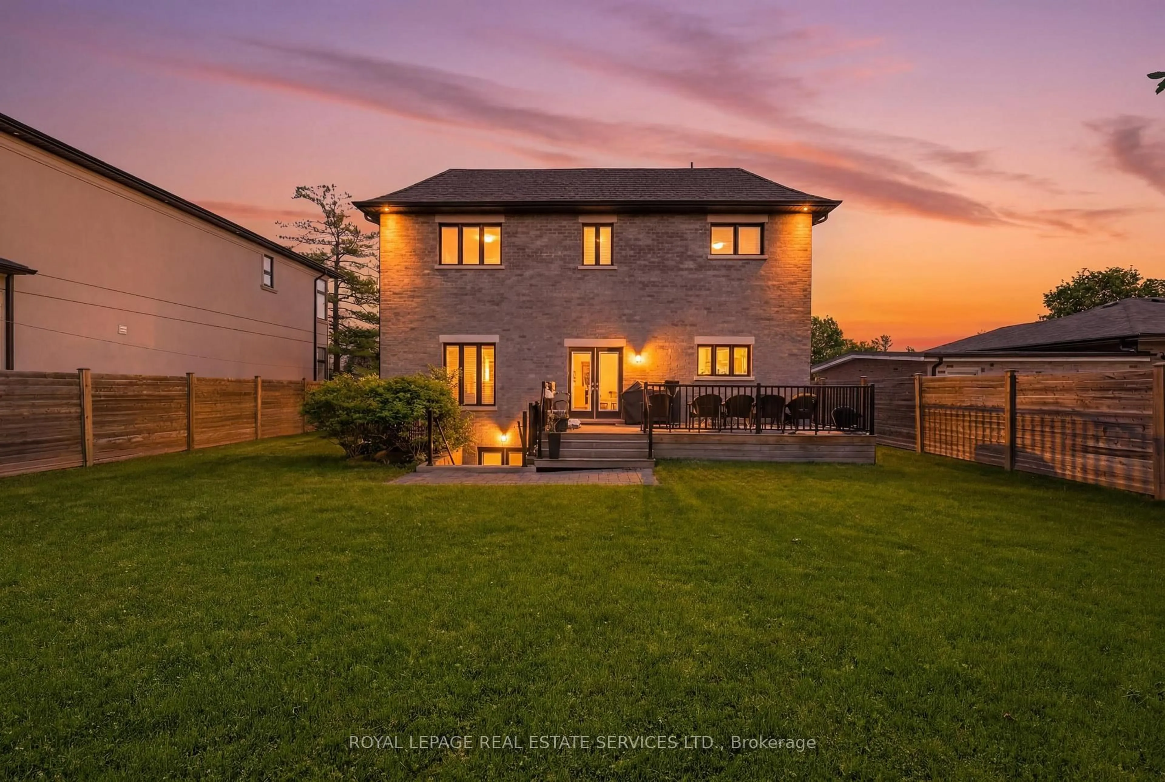 A pic from outside/outdoor area/front of a property/back of a property/a pic from drone, unknown for 584 Weynway Crt, Oakville Ontario L6L 4G7