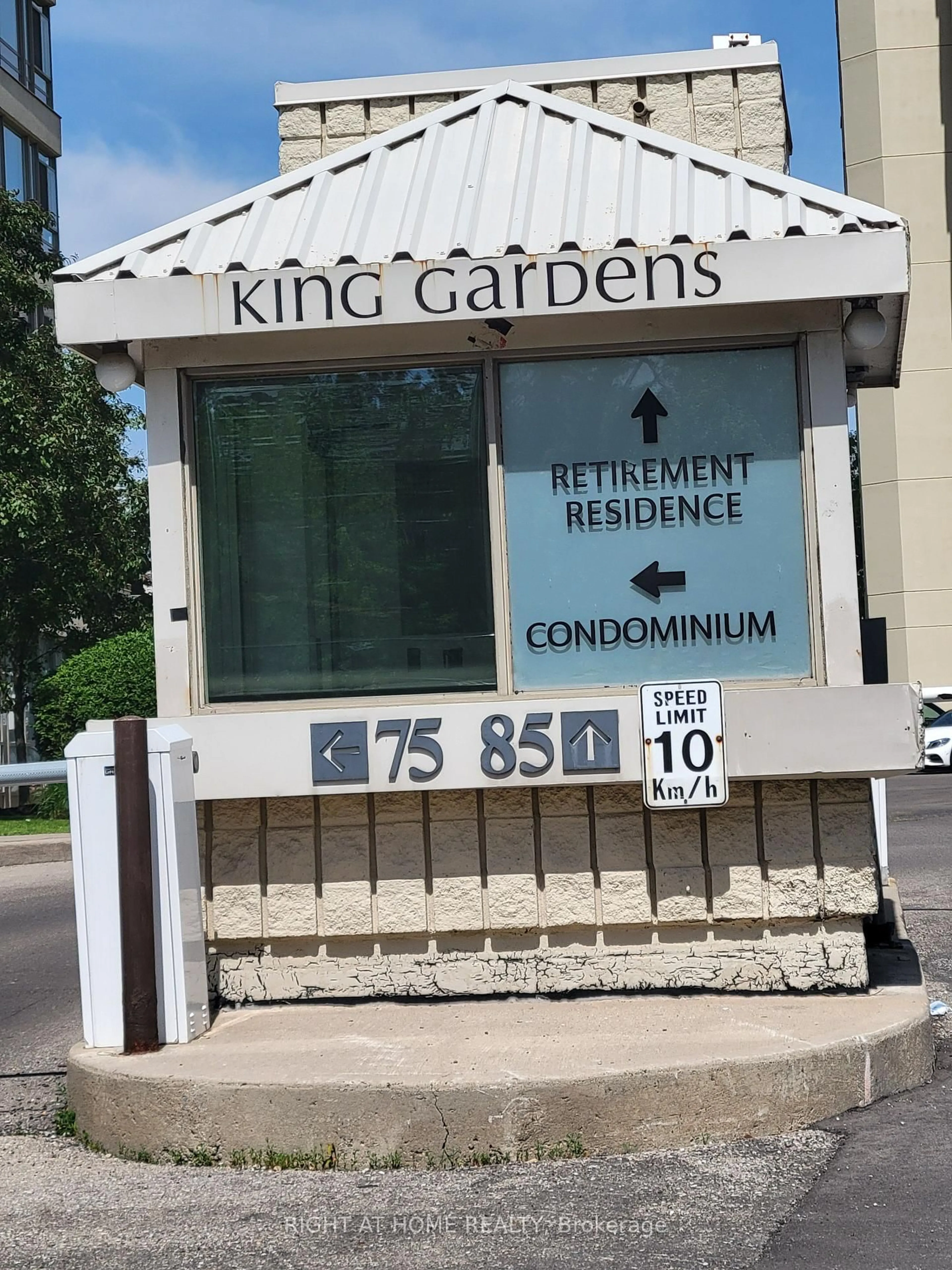 Unknown for 75 King St #PH2, Mississauga Ontario L5A 4G5