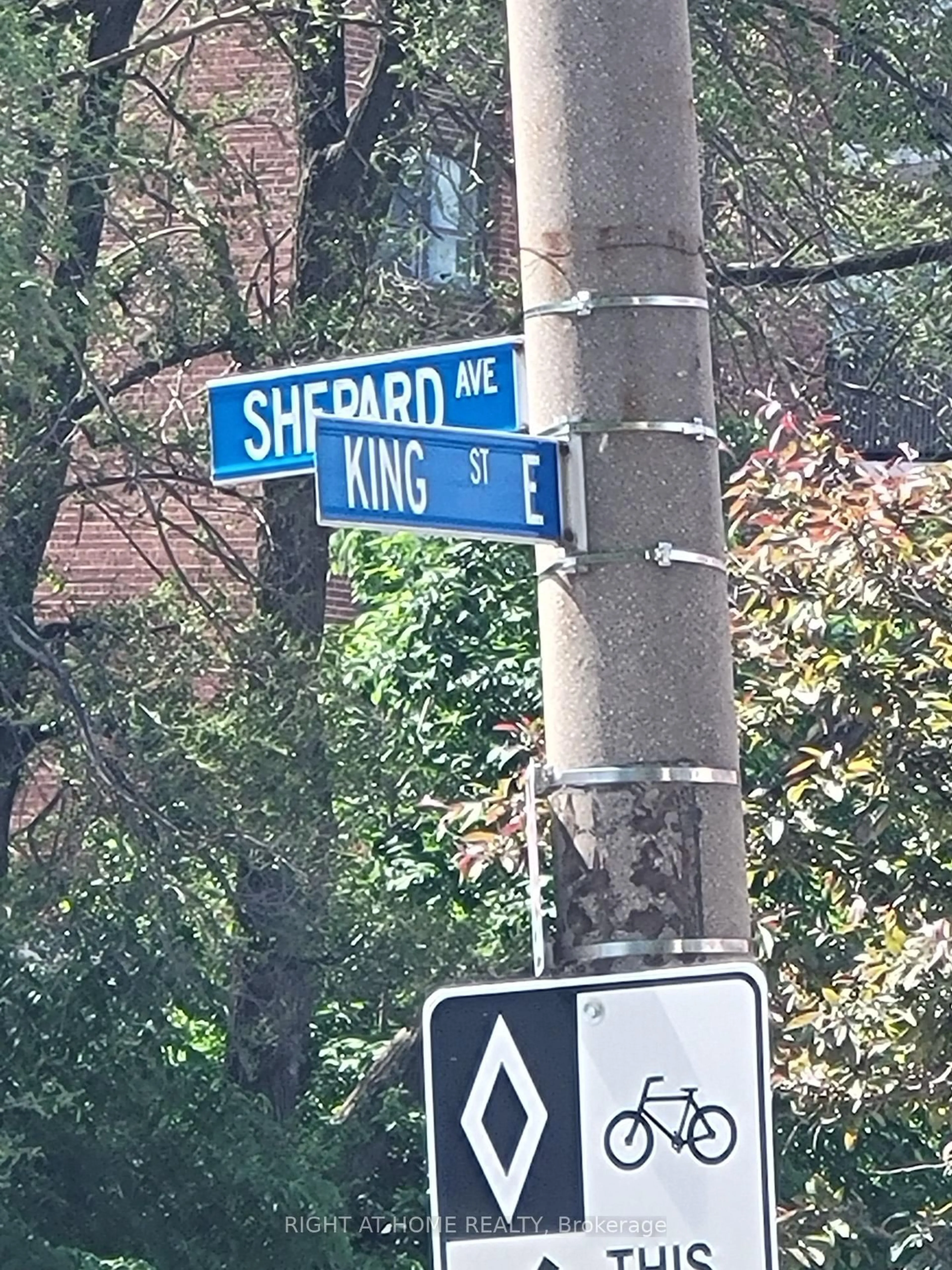 Blurry image for 75 King St #PH2, Mississauga Ontario L5A 4G5