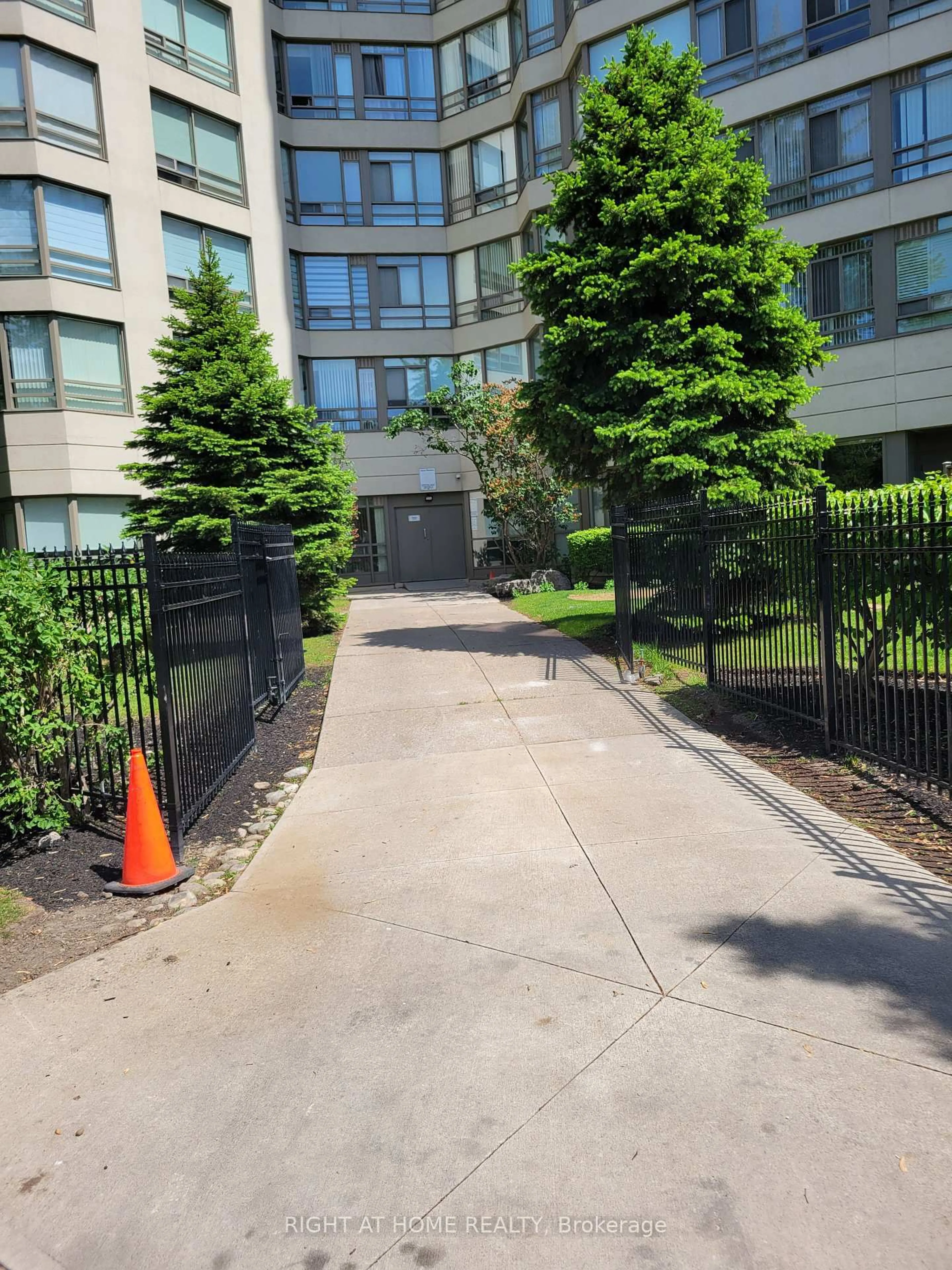 Unknown for 75 King St #PH2, Mississauga Ontario L5A 4G5
