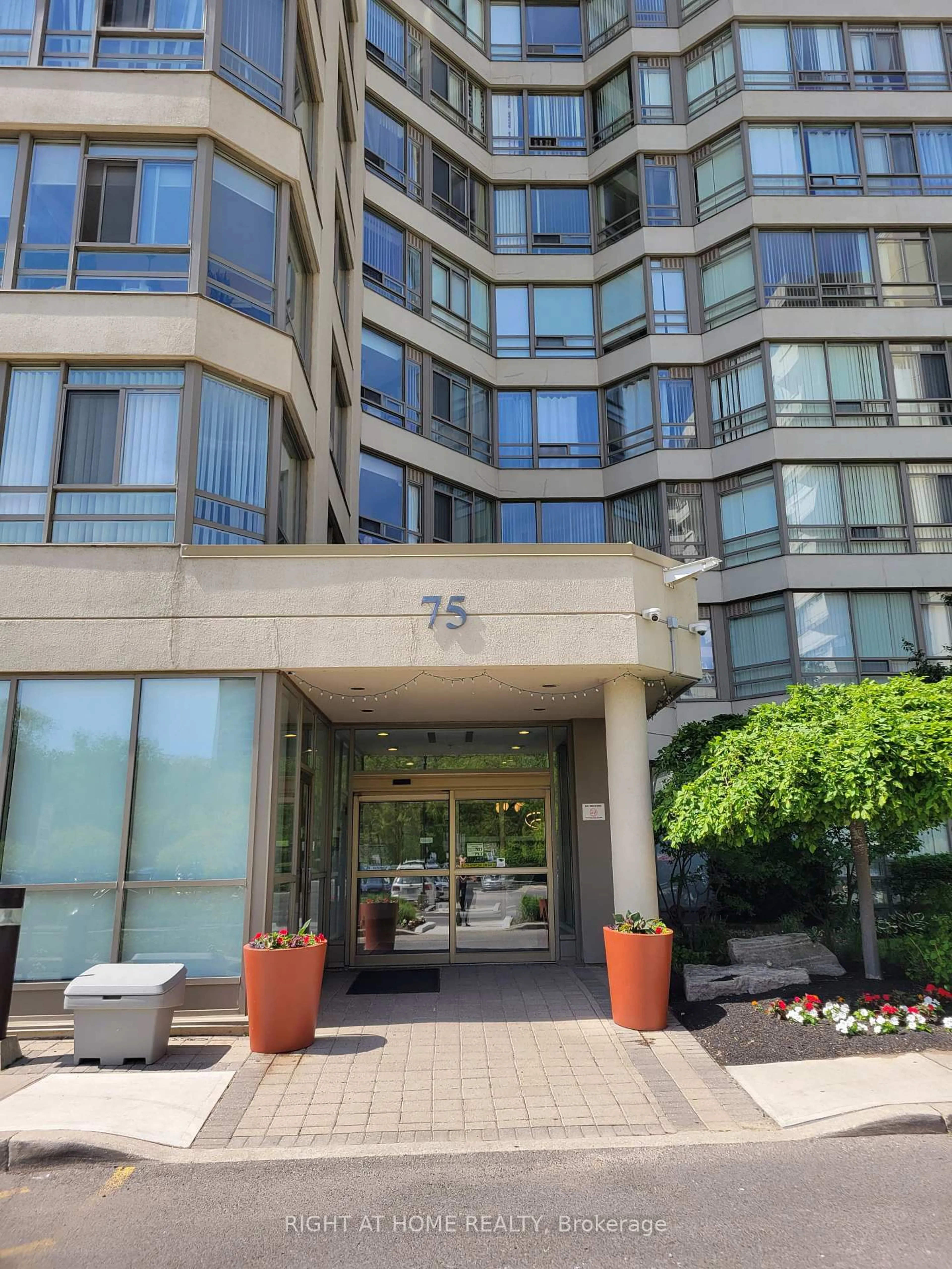 Indoor foyer for 75 King St #PH2, Mississauga Ontario L5A 4G5