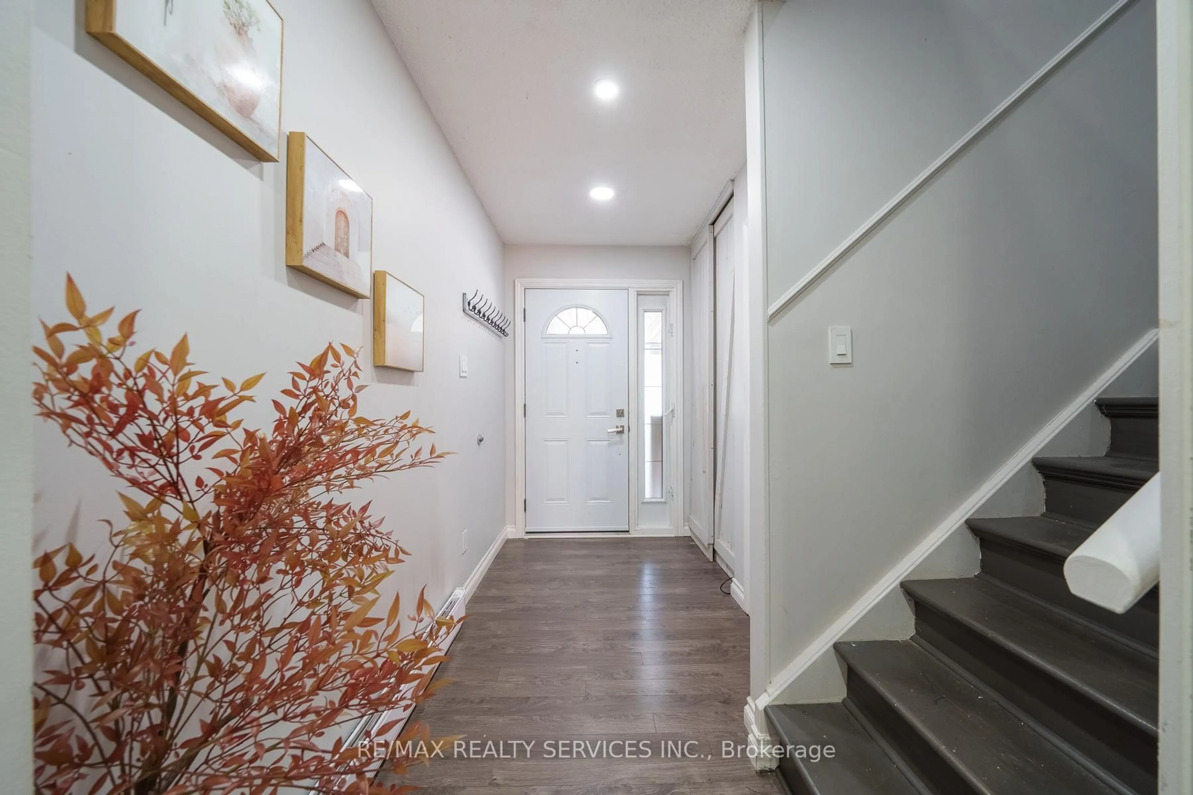 Indoor entryway for 5009 Pinedale Ave #43, Burlington Ontario L7L 5J6