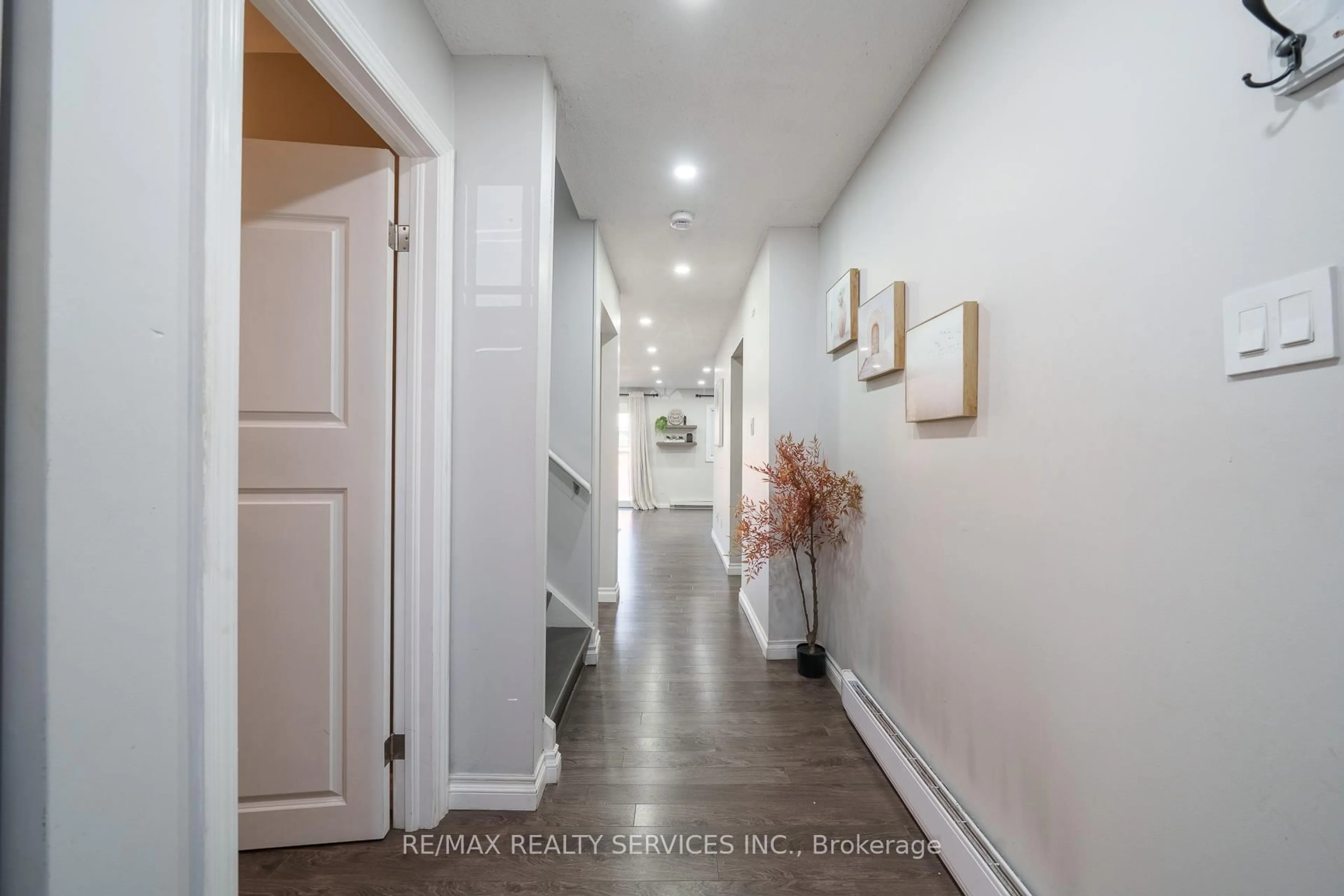 Indoor entryway for 5009 Pinedale Ave #43, Burlington Ontario L7L 5J6