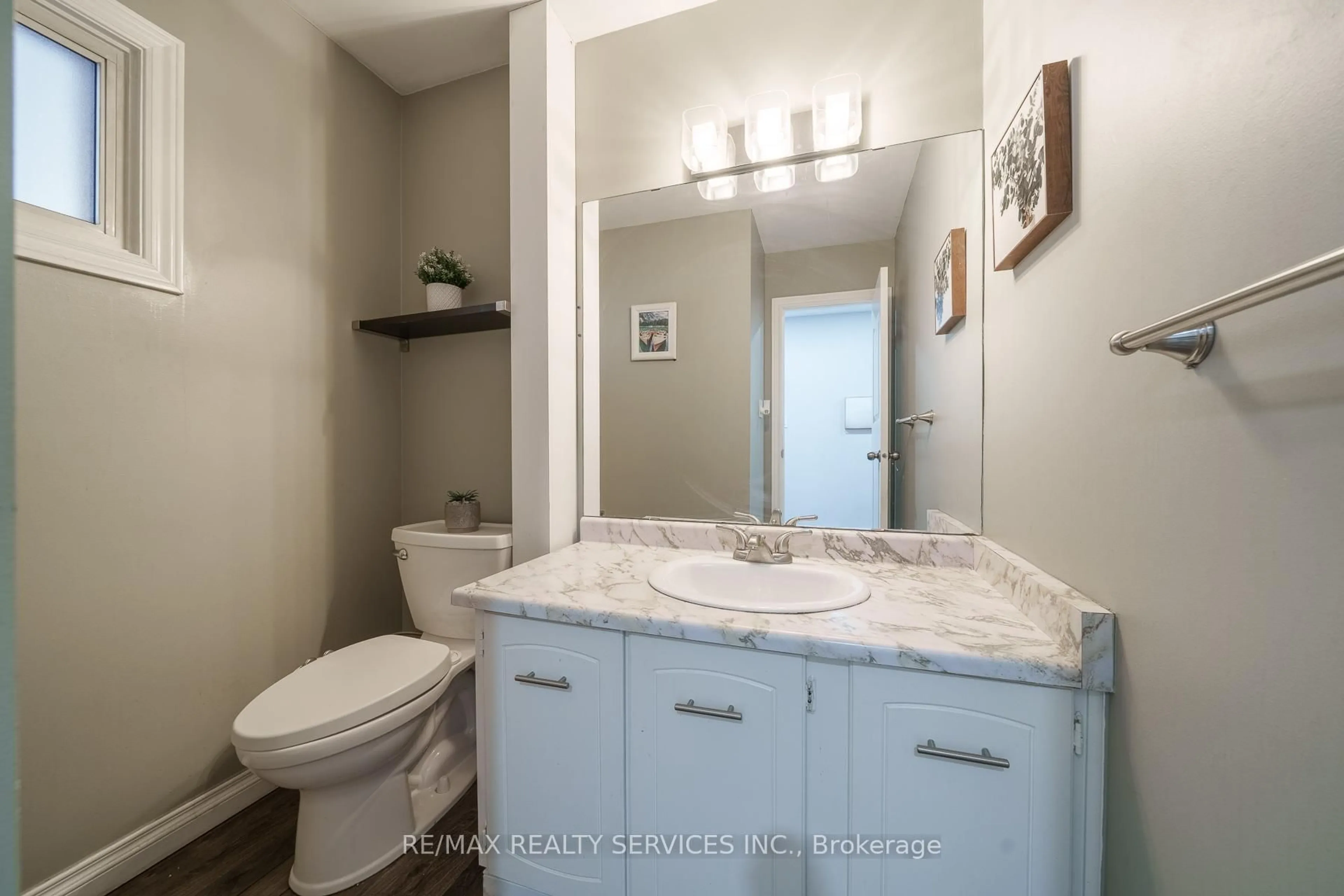 Standard bathroom, ceramic/tile floor for 5009 Pinedale Ave #43, Burlington Ontario L7L 5J6