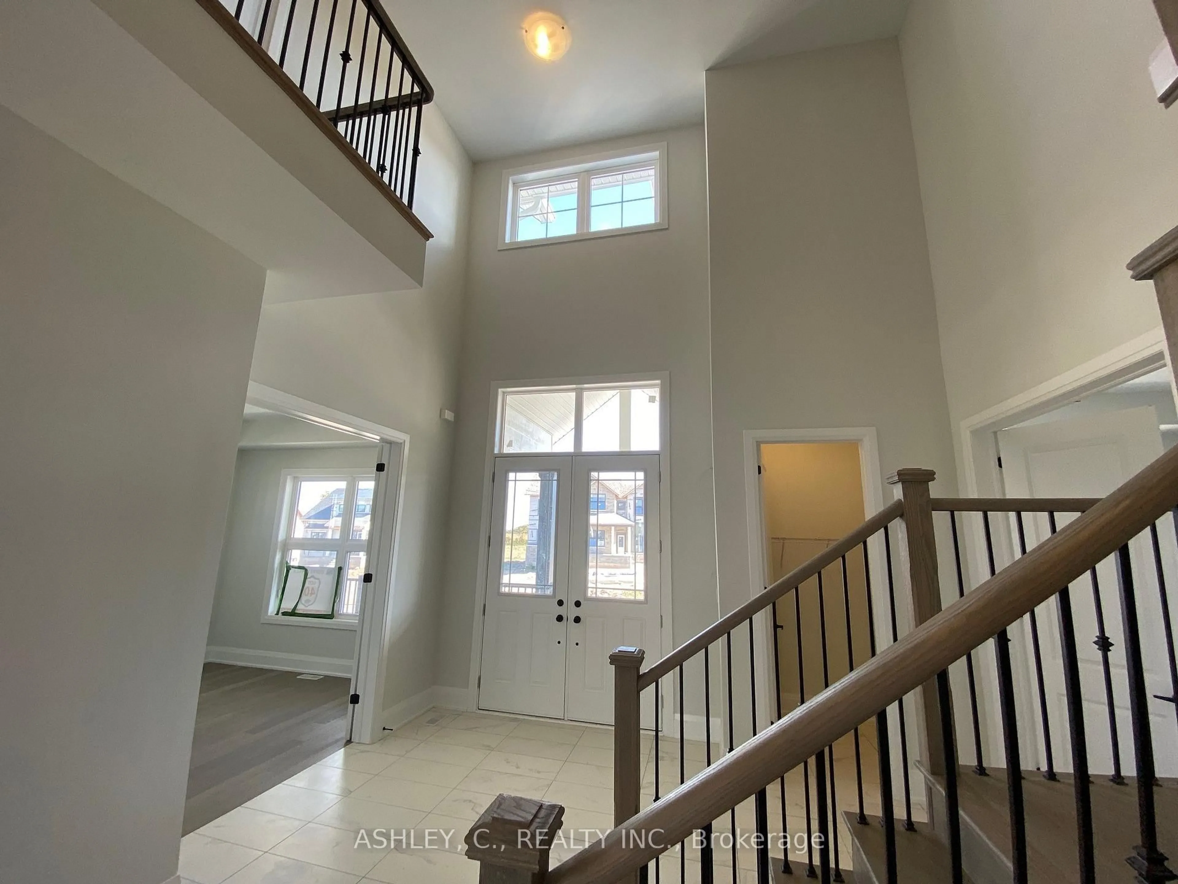 Indoor foyer for 20 Chinaberry Rd, Caledon Ontario L7K 2R7