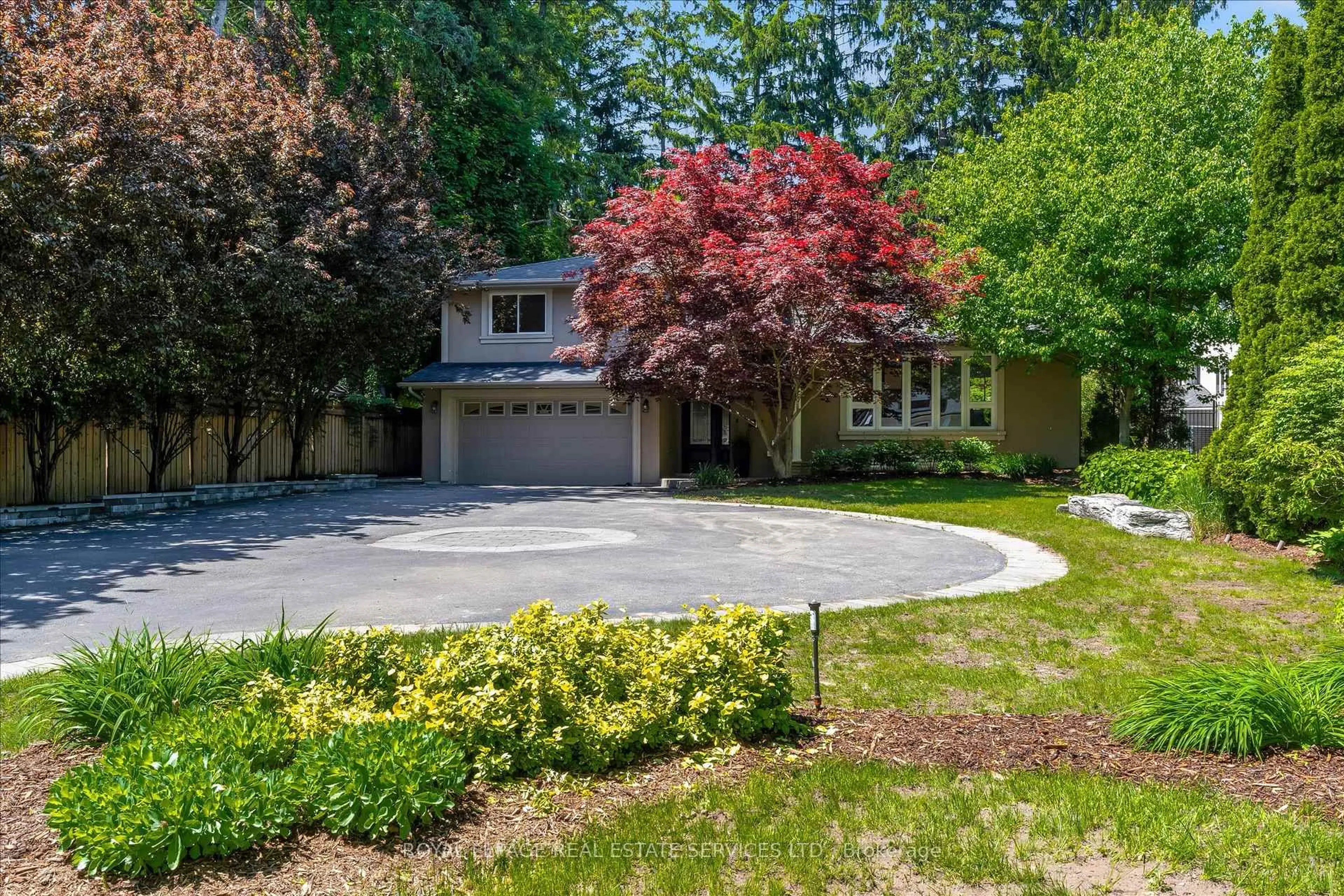 A pic from outside/outdoor area/front of a property/back of a property/a pic from drone, street for 4163 Lakeshore Rd, Burlington Ontario L7L 1A5