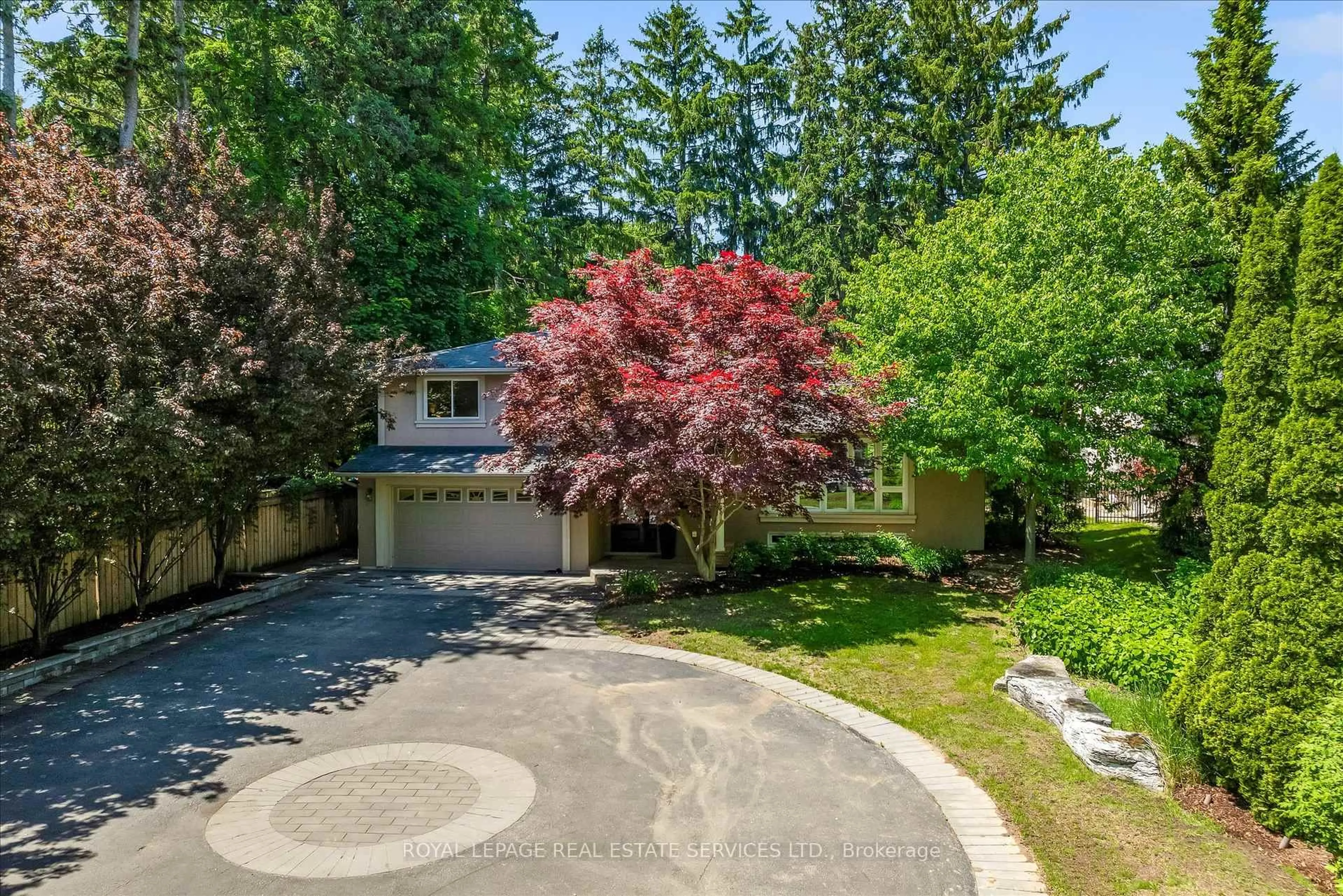 A pic from outside/outdoor area/front of a property/back of a property/a pic from drone, street for 4163 Lakeshore Rd, Burlington Ontario L7L 1A5