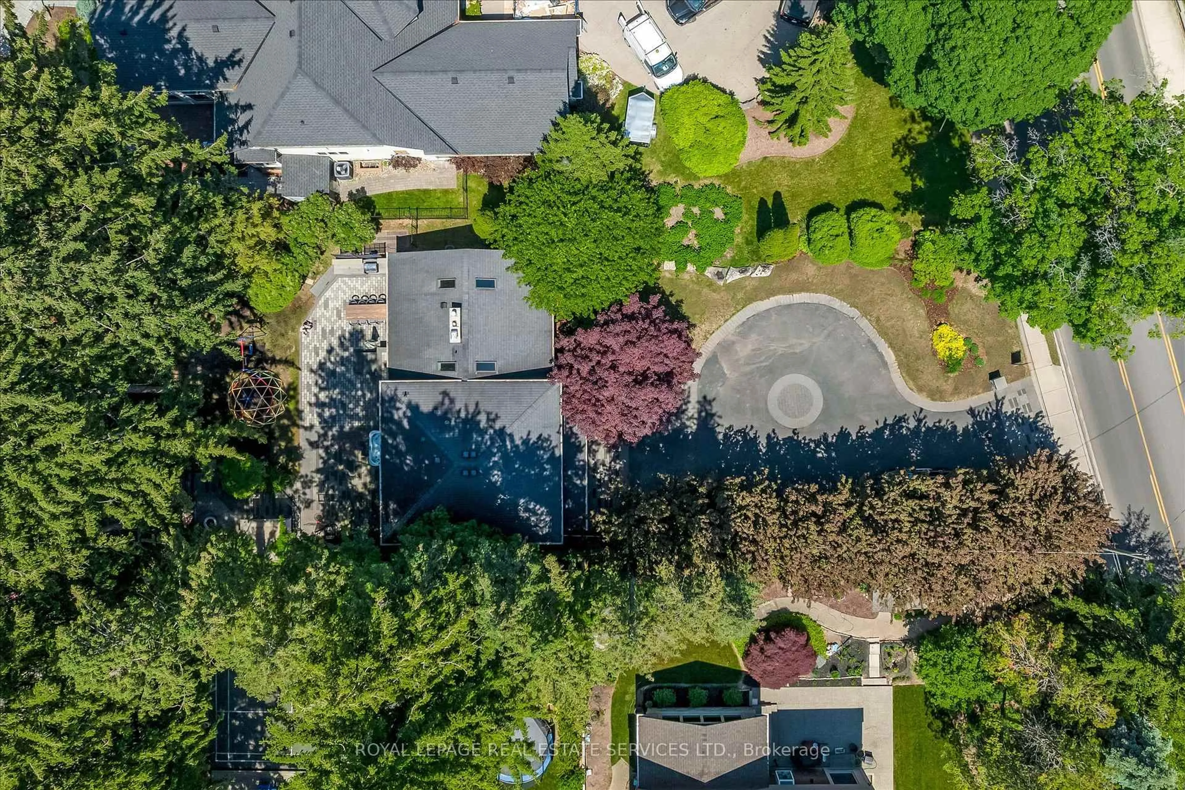 A pic from outside/outdoor area/front of a property/back of a property/a pic from drone, street for 4163 Lakeshore Rd, Burlington Ontario L7L 1A5