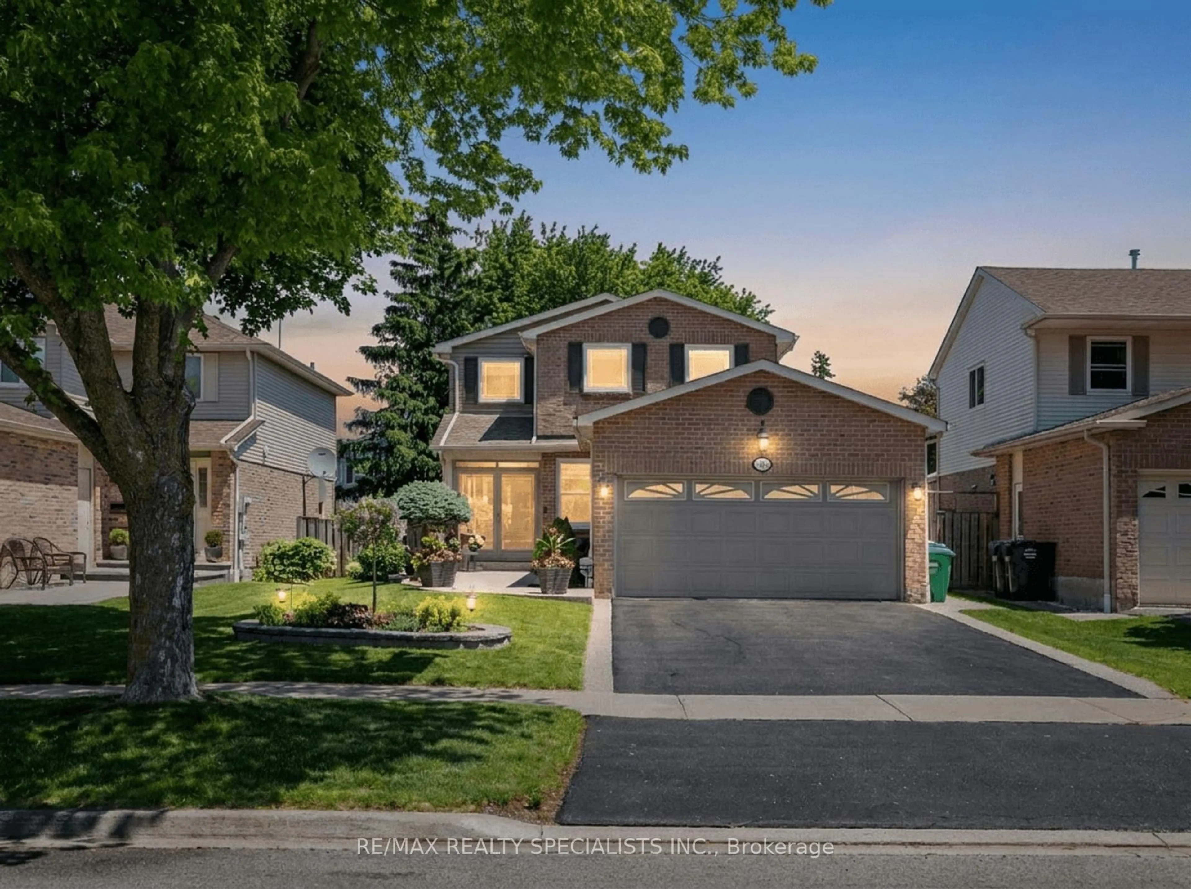 A pic from outside/outdoor area/front of a property/back of a property/a pic from drone, street for 6181 Miller's Grve, Mississauga Ontario L5N 3C6