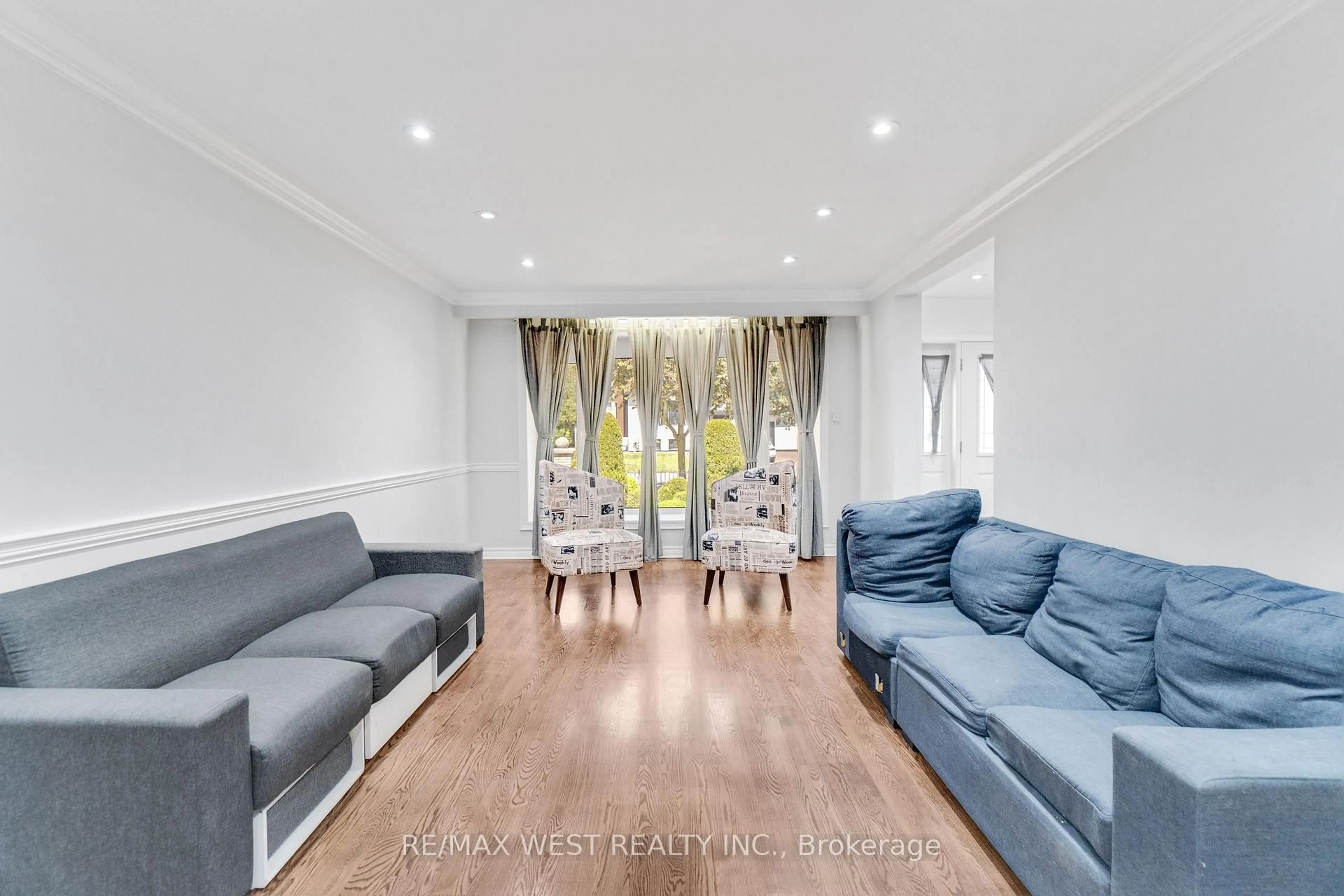Living room with furniture, unknown for 2765 Bushland Cres, Mississauga Ontario L5J 1X8