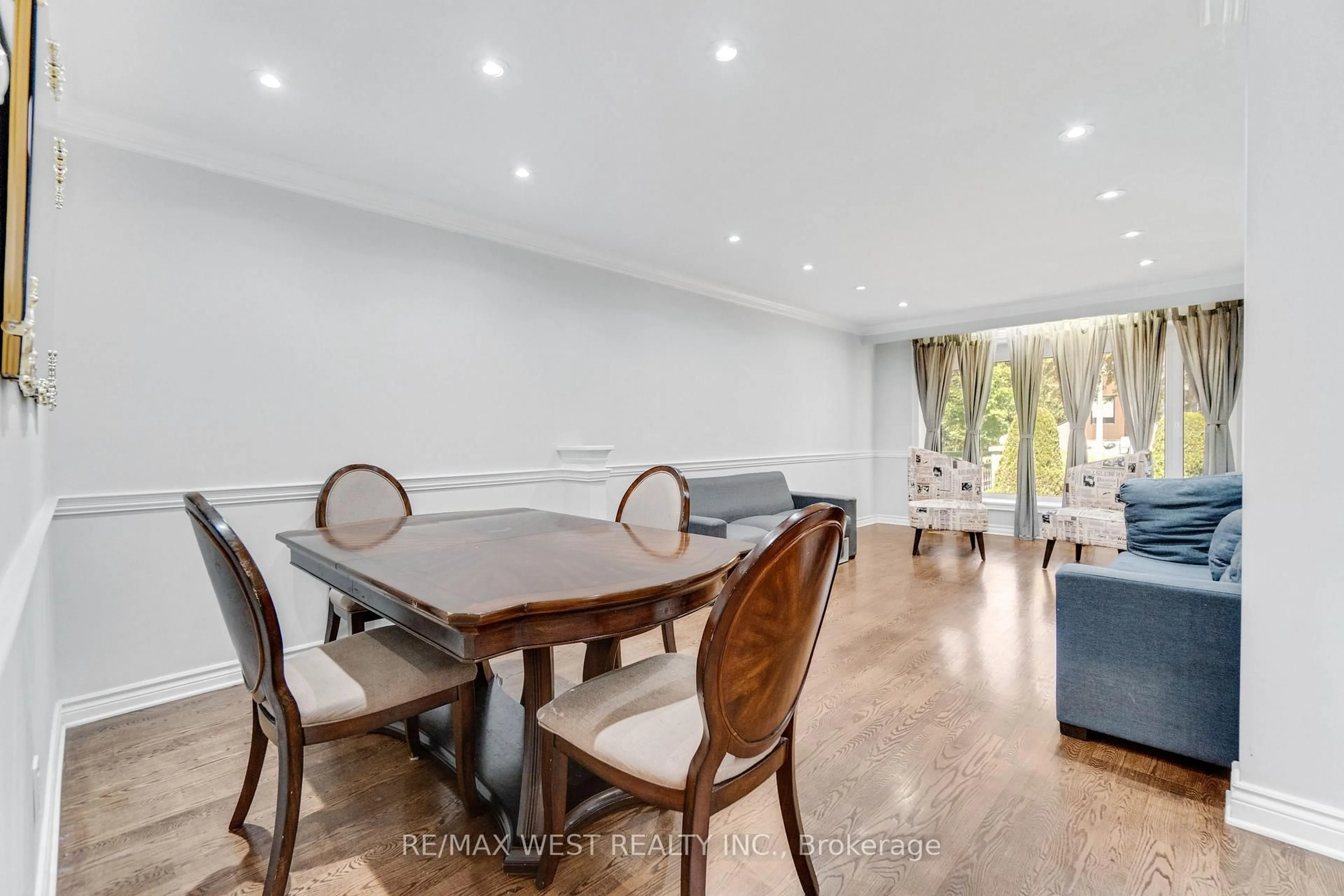 Dining room, wood/laminate floor for 2765 Bushland Cres, Mississauga Ontario L5J 1X8