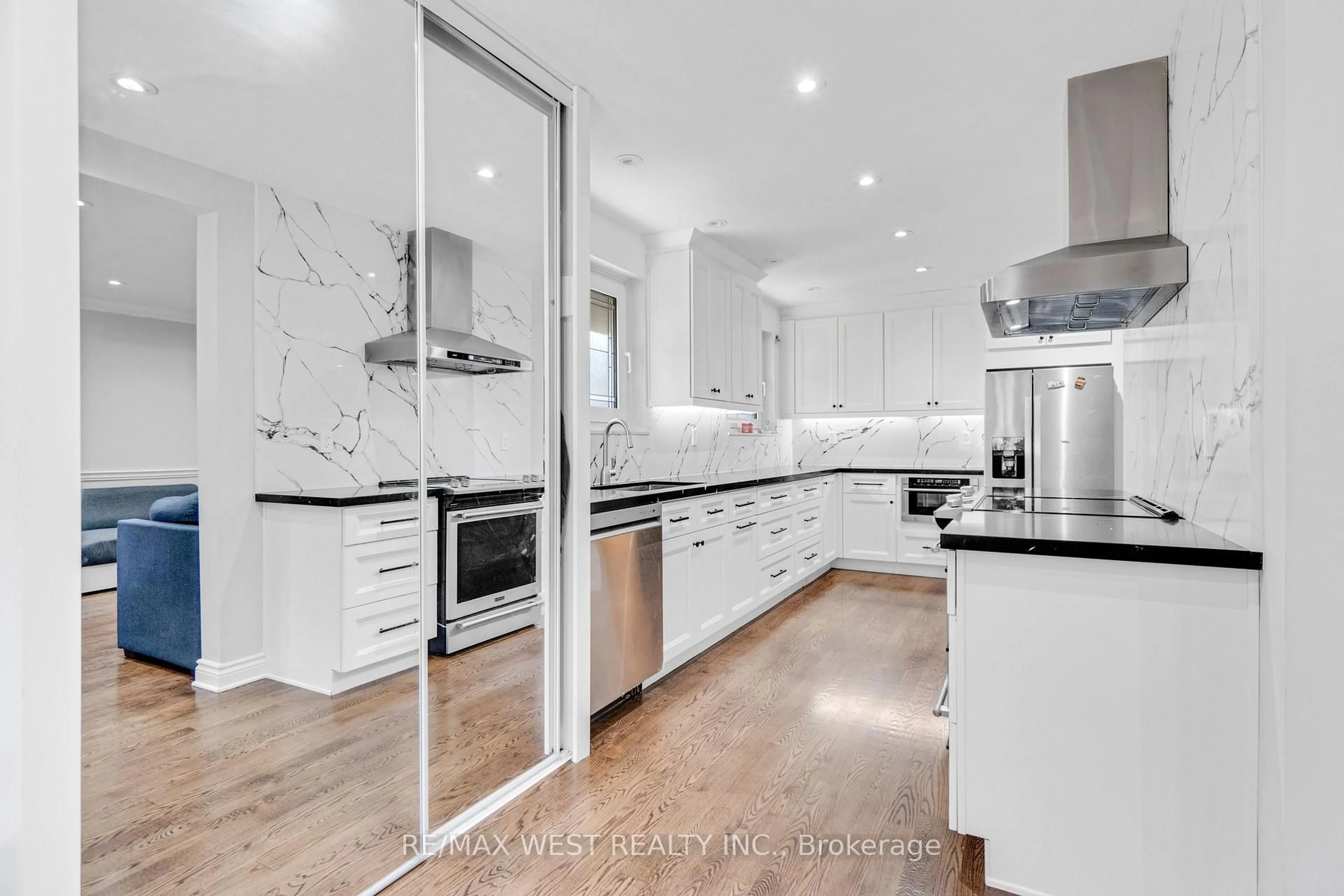 Contemporary kitchen, unknown for 2765 Bushland Cres, Mississauga Ontario L5J 1X8