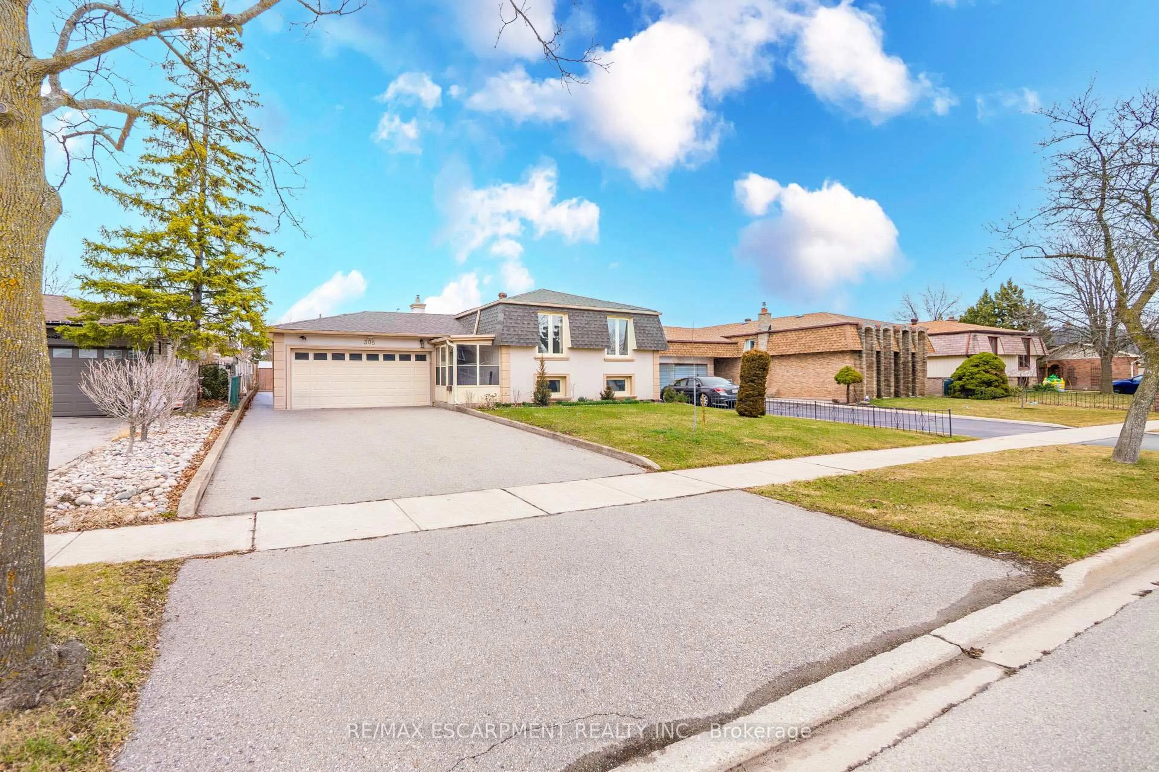 A pic from outside/outdoor area/front of a property/back of a property/a pic from drone, street for 305 Pinegrove Rd, Oakville Ontario L6K 3P8