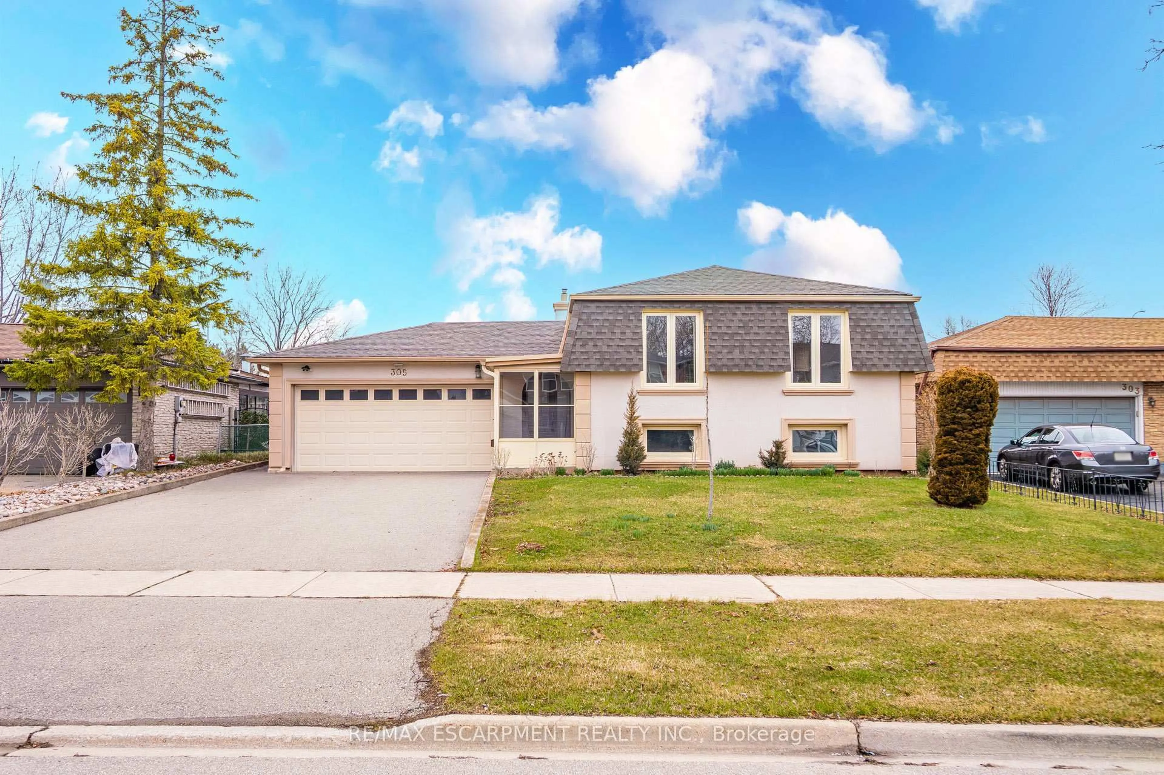 Home with vinyl exterior material, street for 305 Pinegrove Rd, Oakville Ontario L6K 3P8