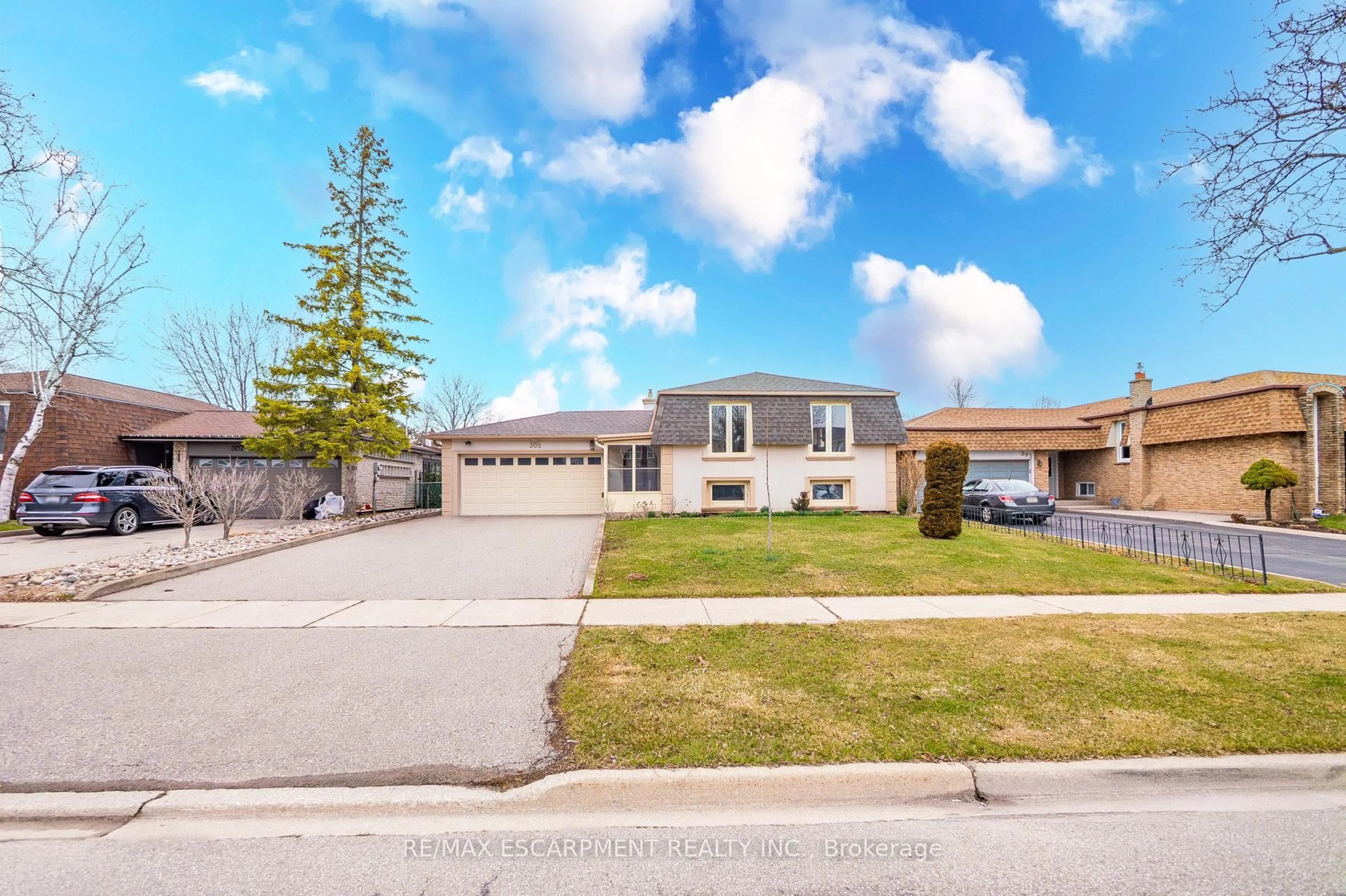 A pic from outside/outdoor area/front of a property/back of a property/a pic from drone, street for 305 Pinegrove Rd, Oakville Ontario L6K 3P8