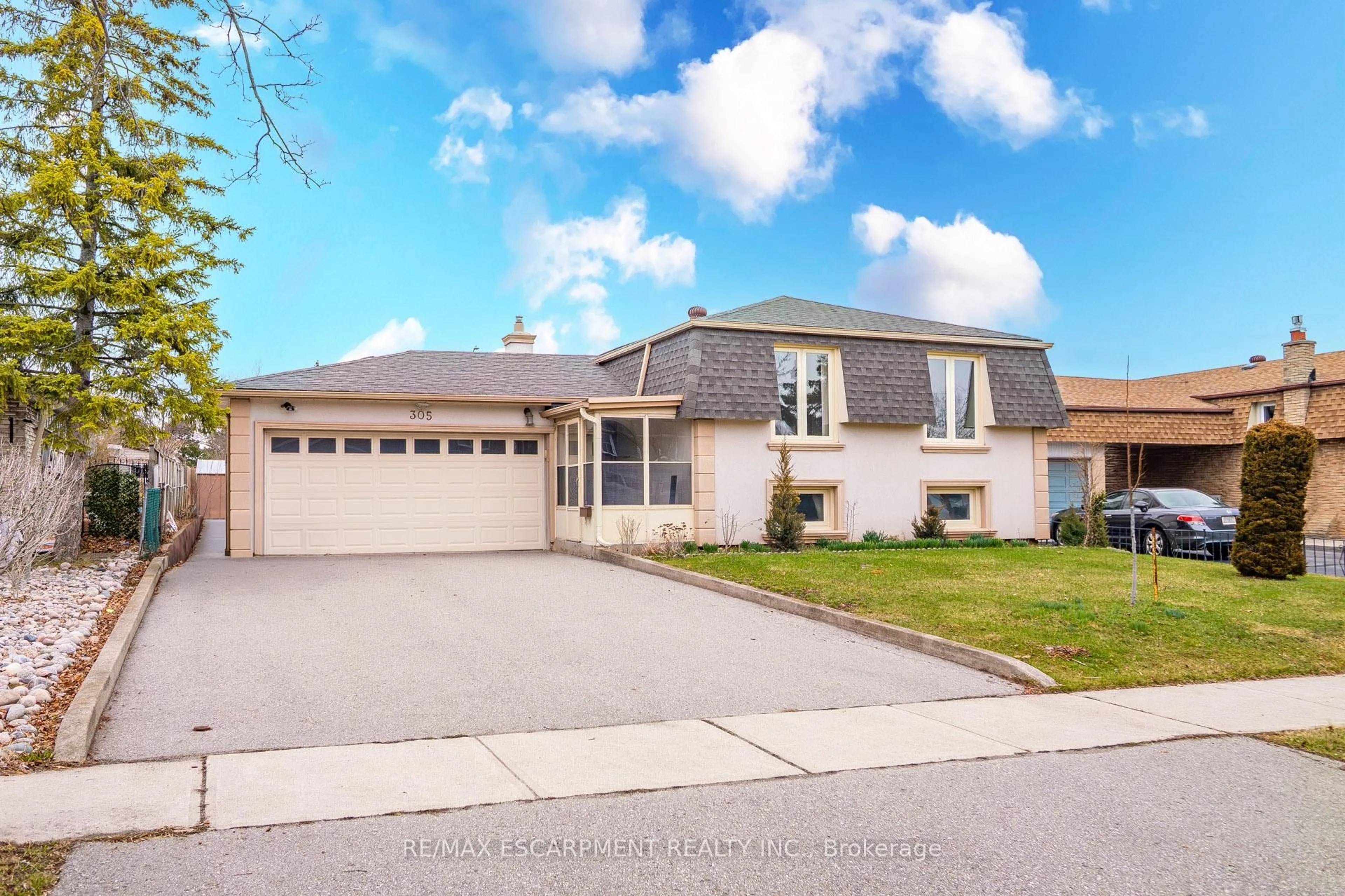 Home with vinyl exterior material, street for 305 Pinegrove Rd, Oakville Ontario L6K 3P8