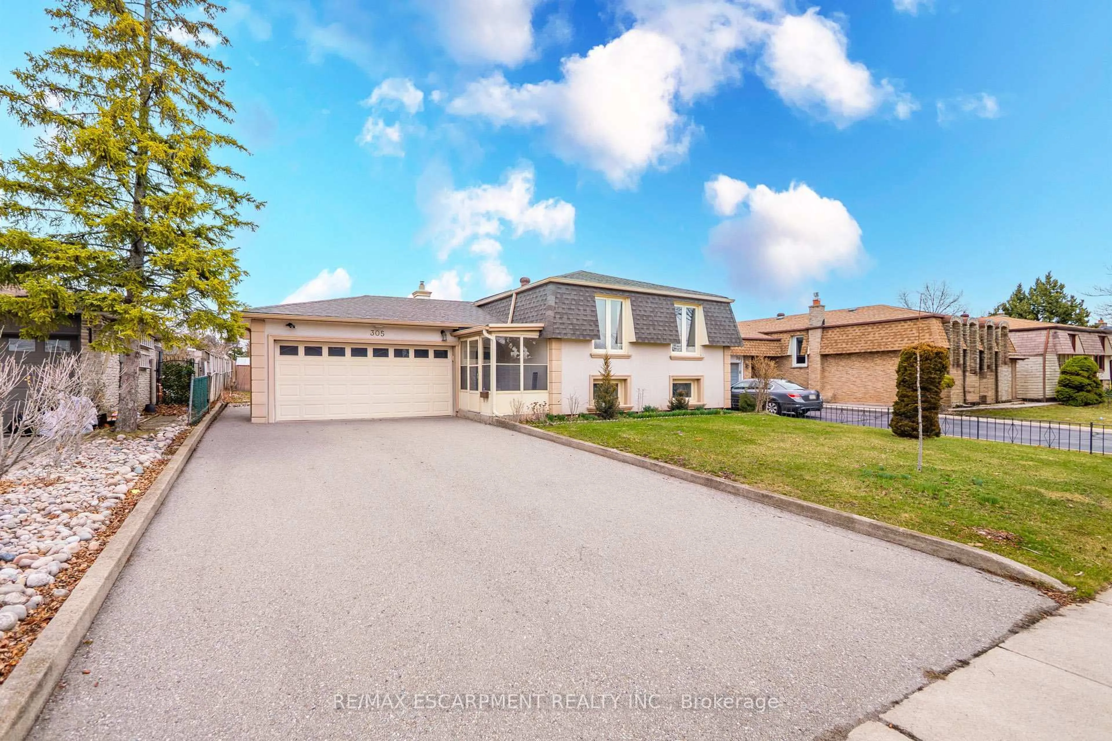 A pic from outside/outdoor area/front of a property/back of a property/a pic from drone, street for 305 Pinegrove Rd, Oakville Ontario L6K 3P8