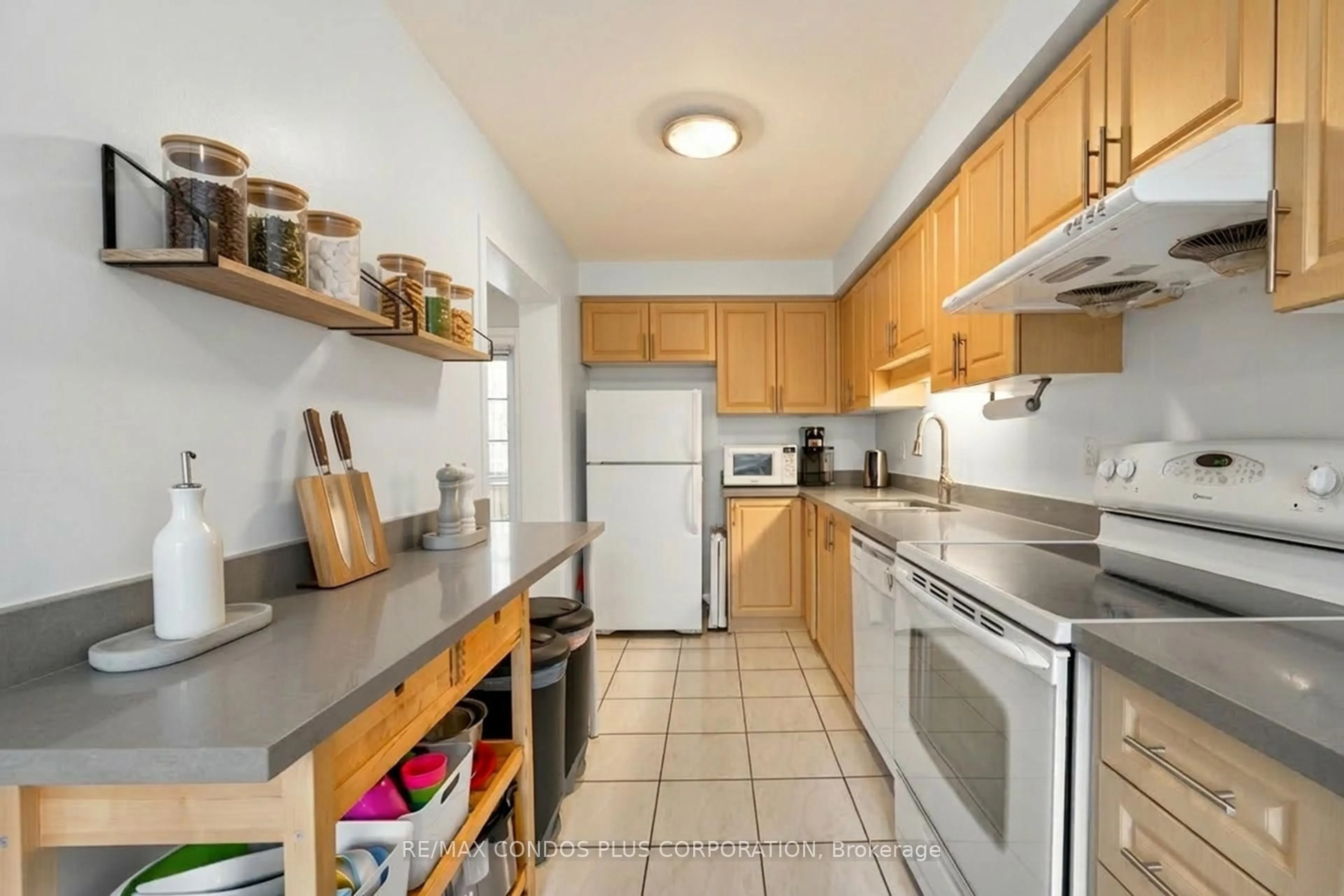 Standard kitchen, ceramic/tile floor for 2945 Thomas St #62, Mississauga Ontario L5M 6C1
