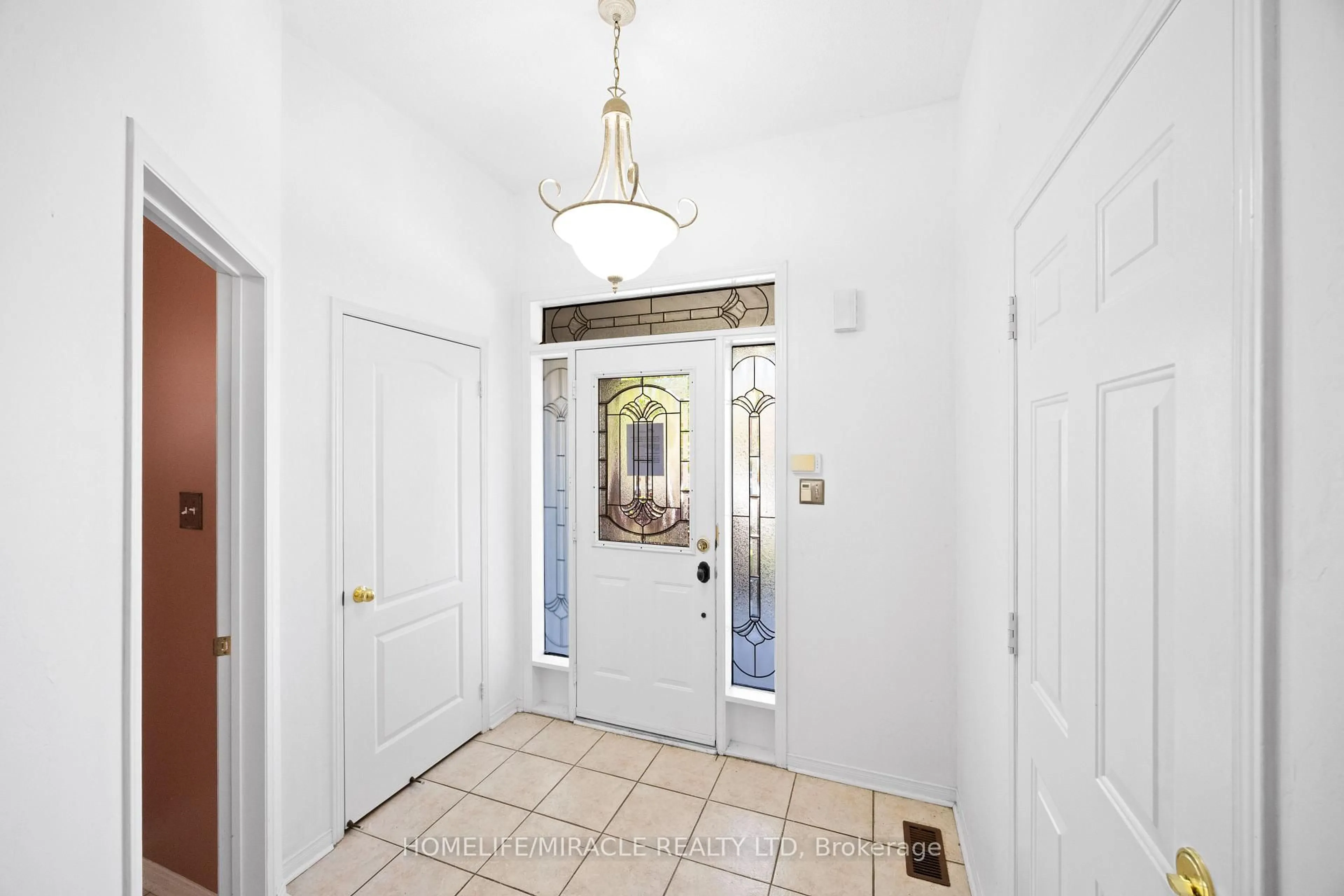 Indoor entryway for 8 Waterdale Rd, Brampton Ontario L7A 1S7