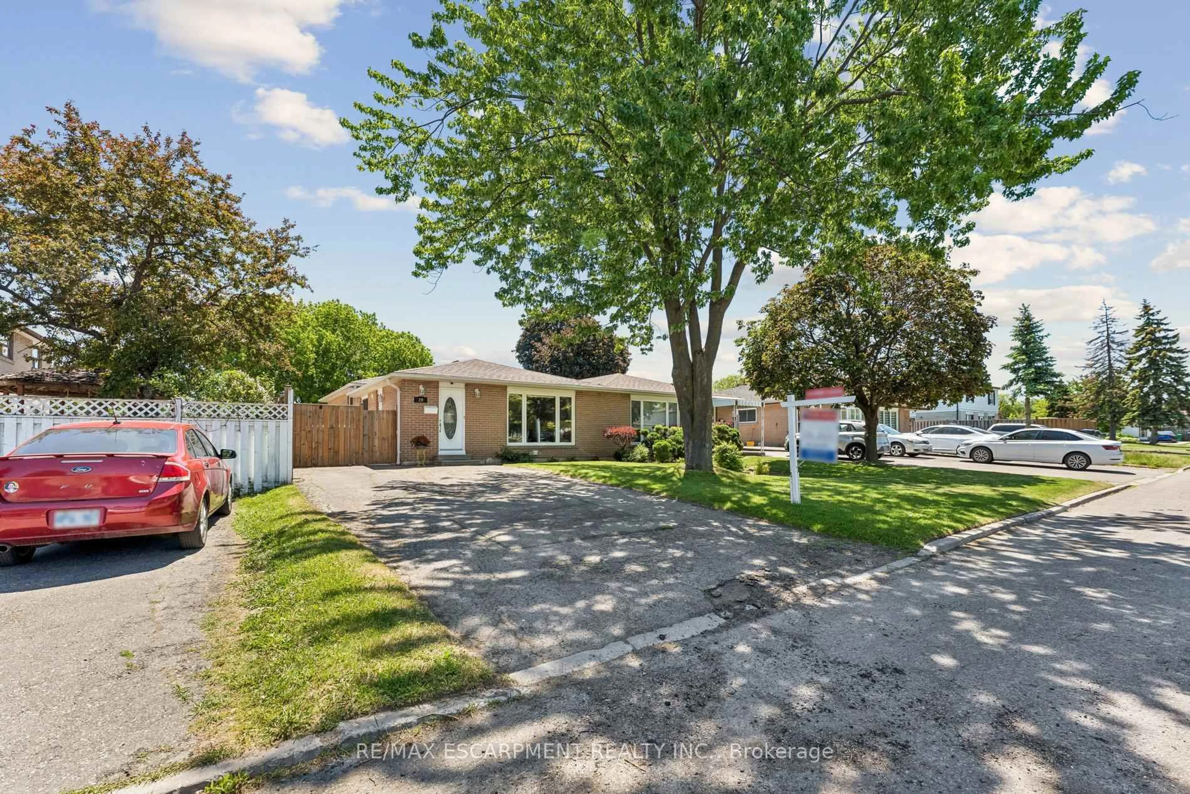 A pic from outside/outdoor area/front of a property/back of a property/a pic from drone, street for 29 Deeside Cres, Brampton Ontario L6T 3L8