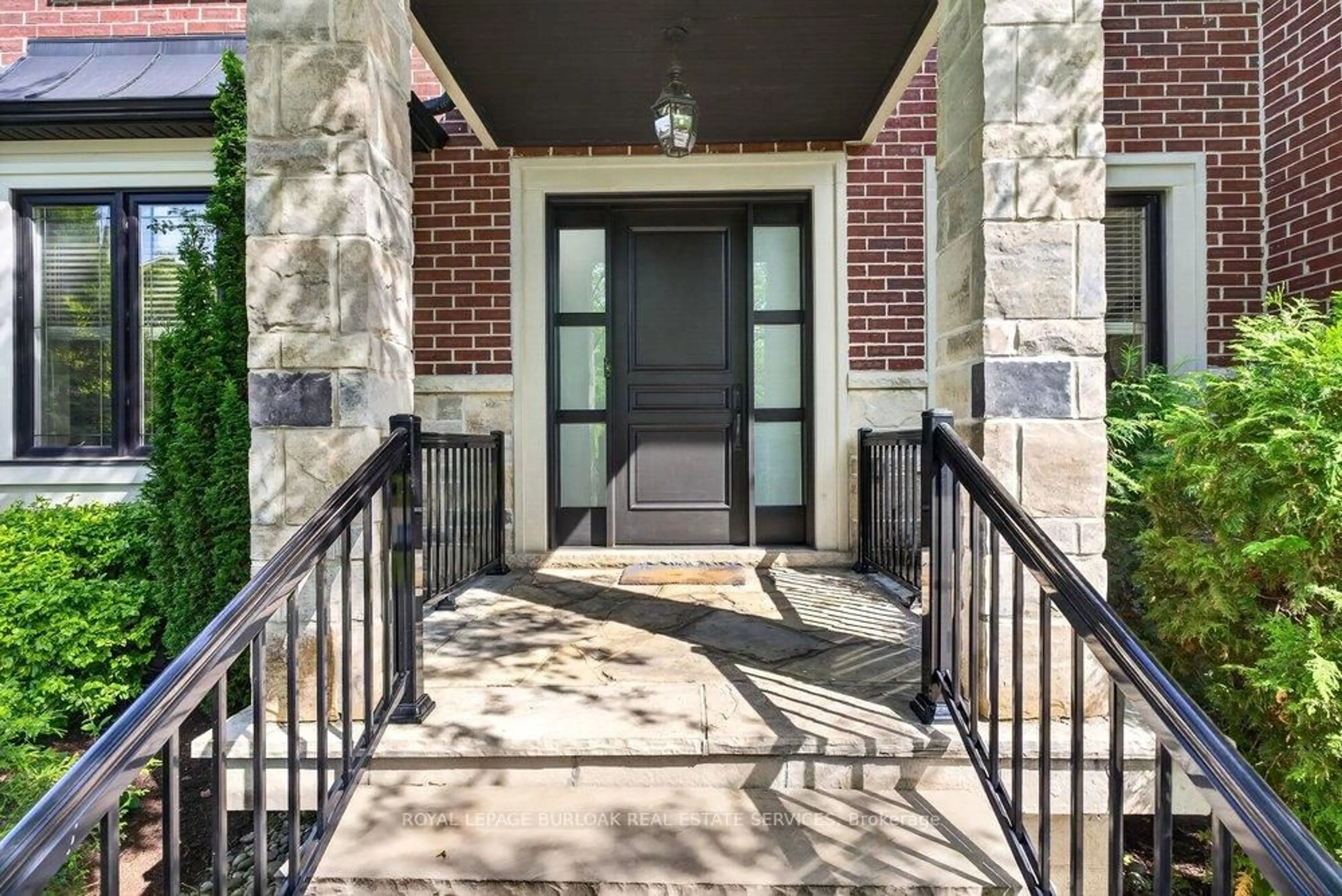 Indoor entryway for 2470 Applewood Dr, Oakville Ontario L6L 1V9