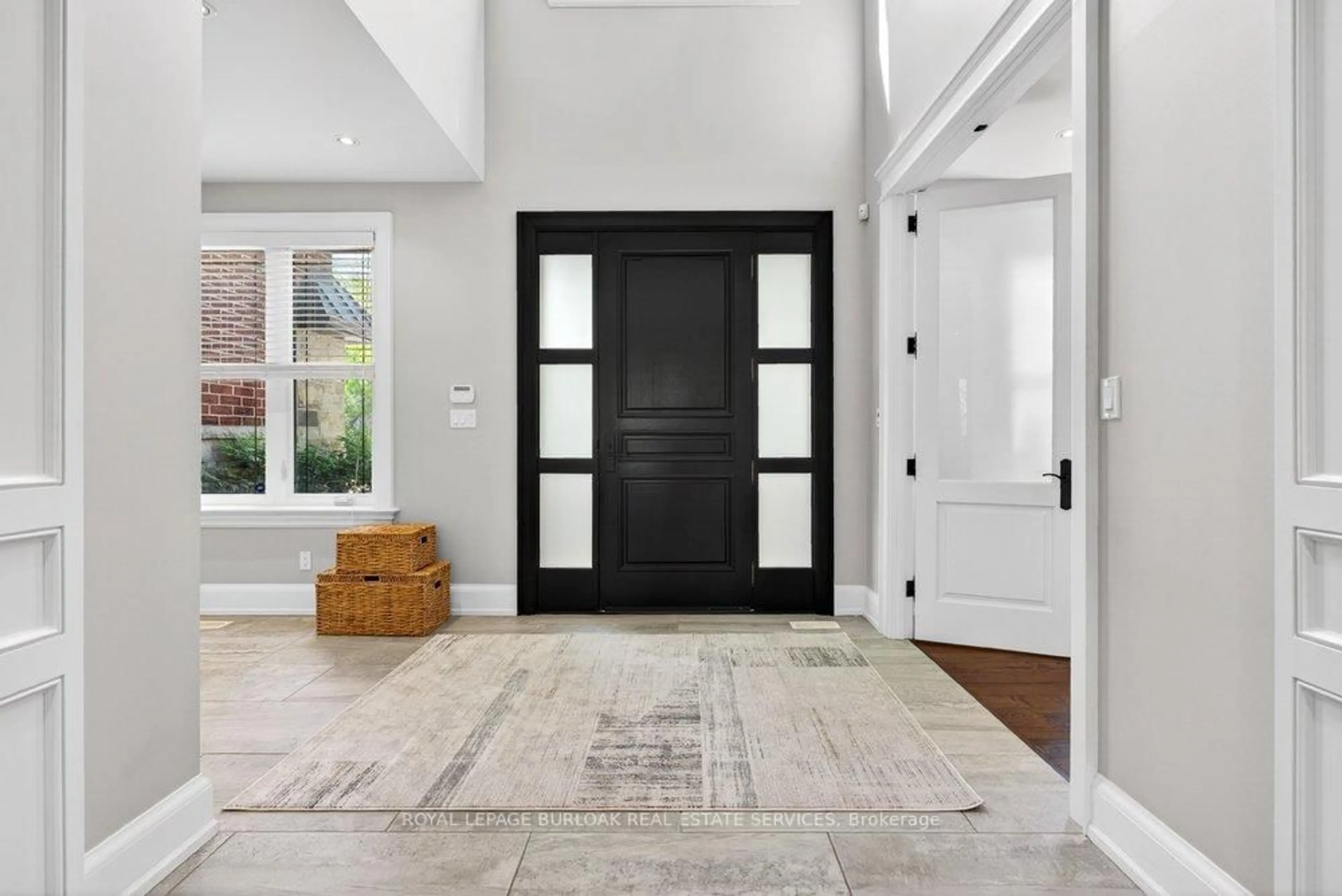 Indoor entryway for 2470 Applewood Dr, Oakville Ontario L6L 1V9