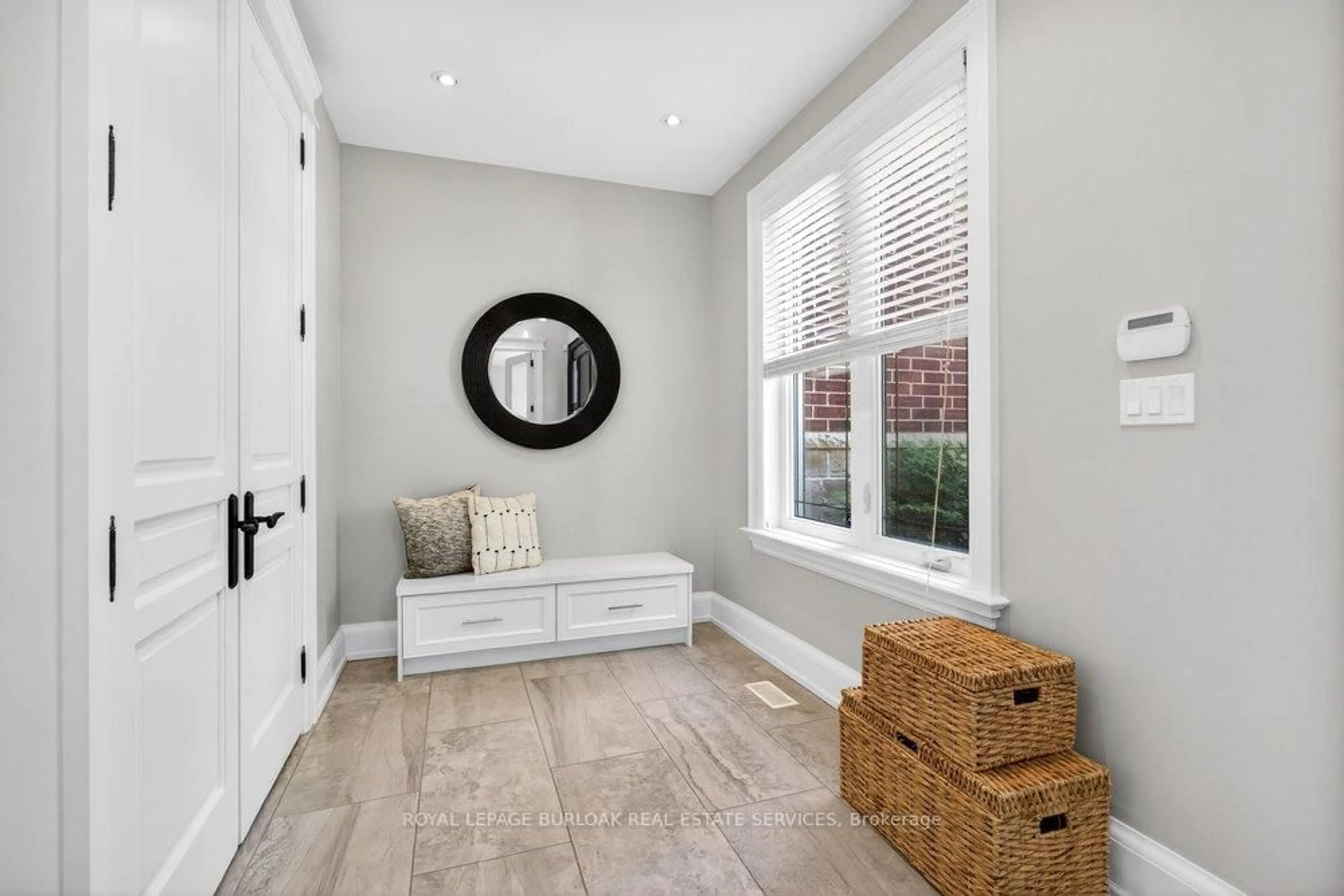 Indoor entryway for 2470 Applewood Dr, Oakville Ontario L6L 1V9