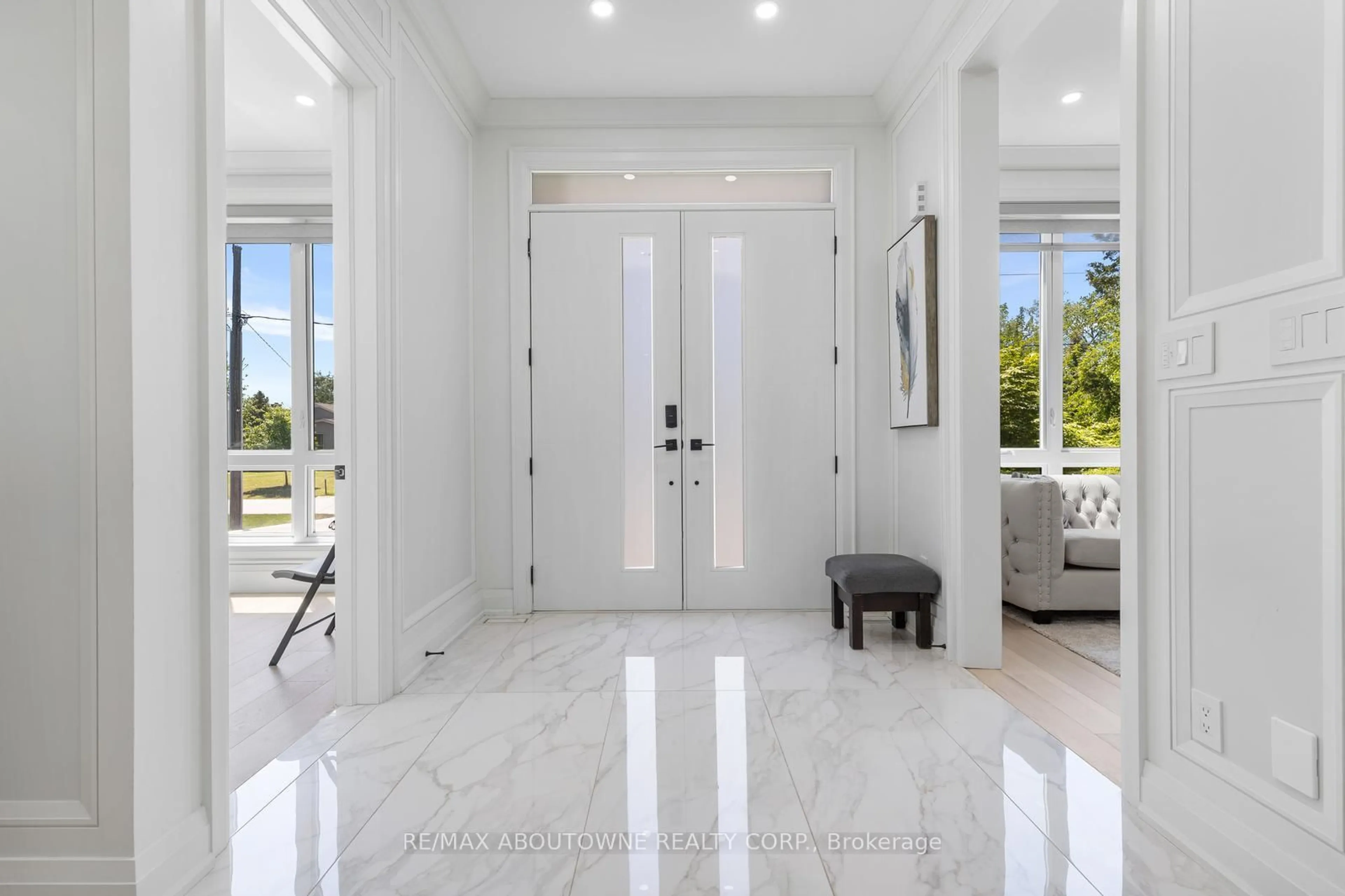 Indoor entryway for 455 Samford Pl, Oakville Ontario L6L 4E7