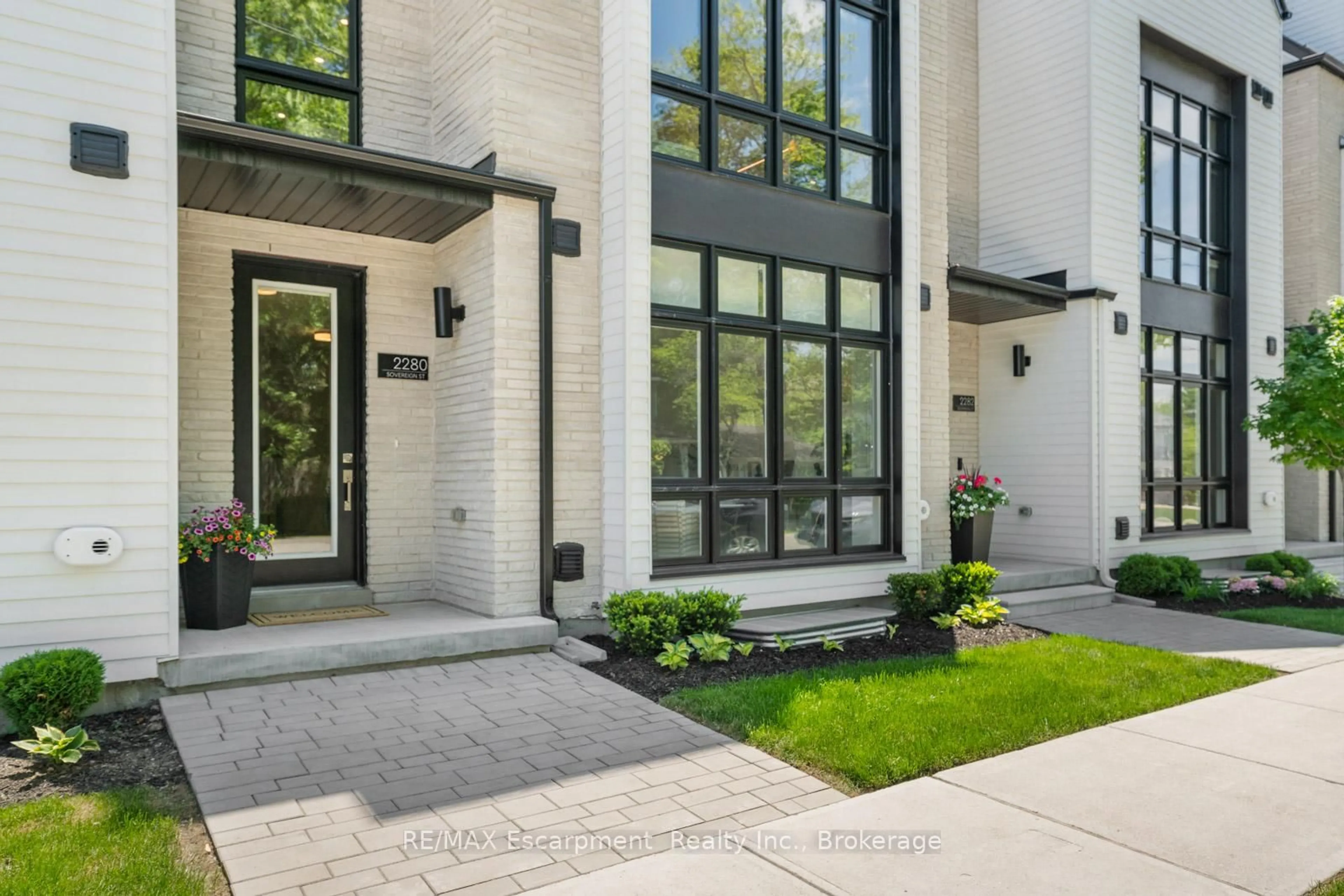 Indoor entryway for 2280 Sovereign St, Oakville Ontario L6L 0H9