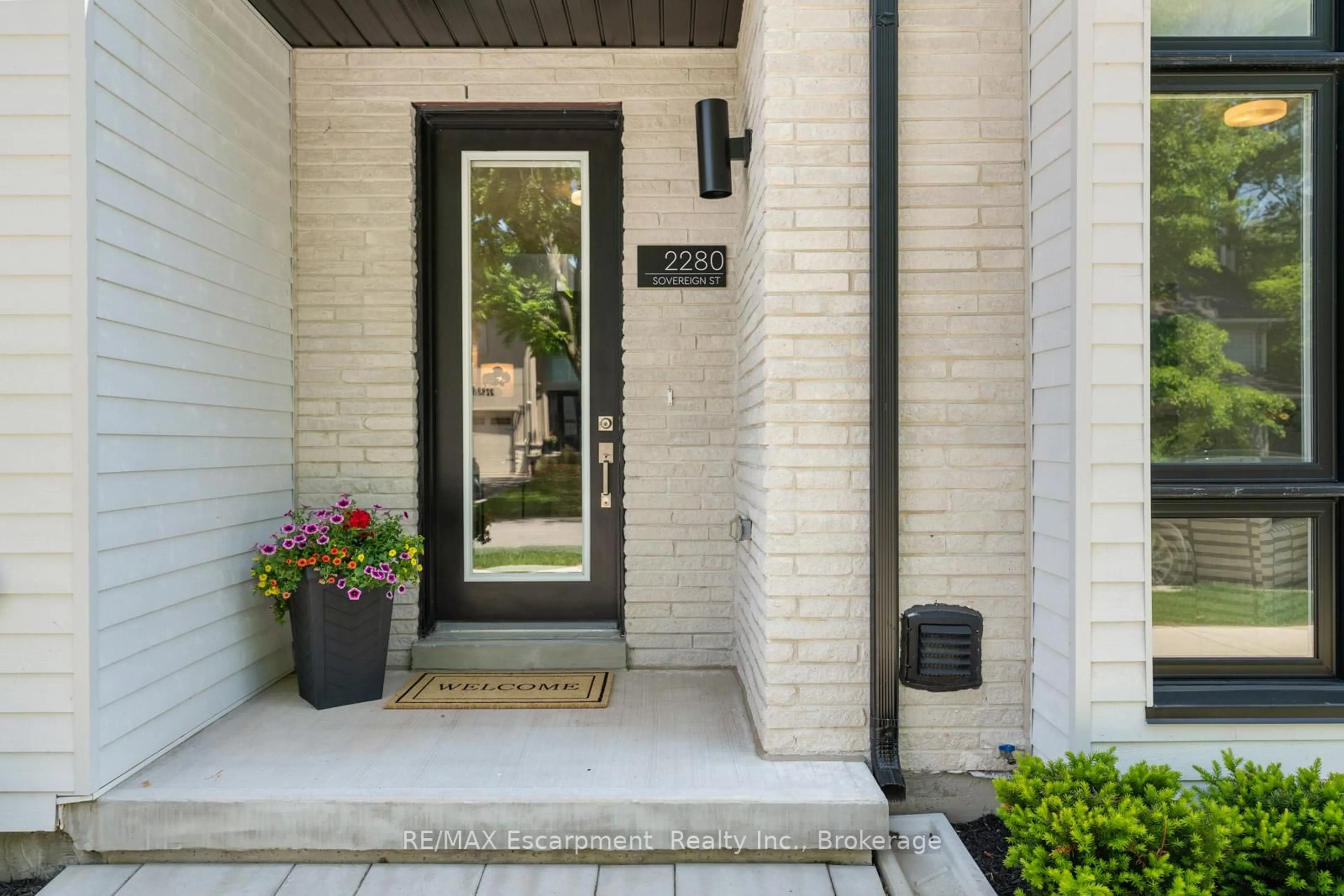 Indoor entryway for 2280 Sovereign St, Oakville Ontario L6L 0H9