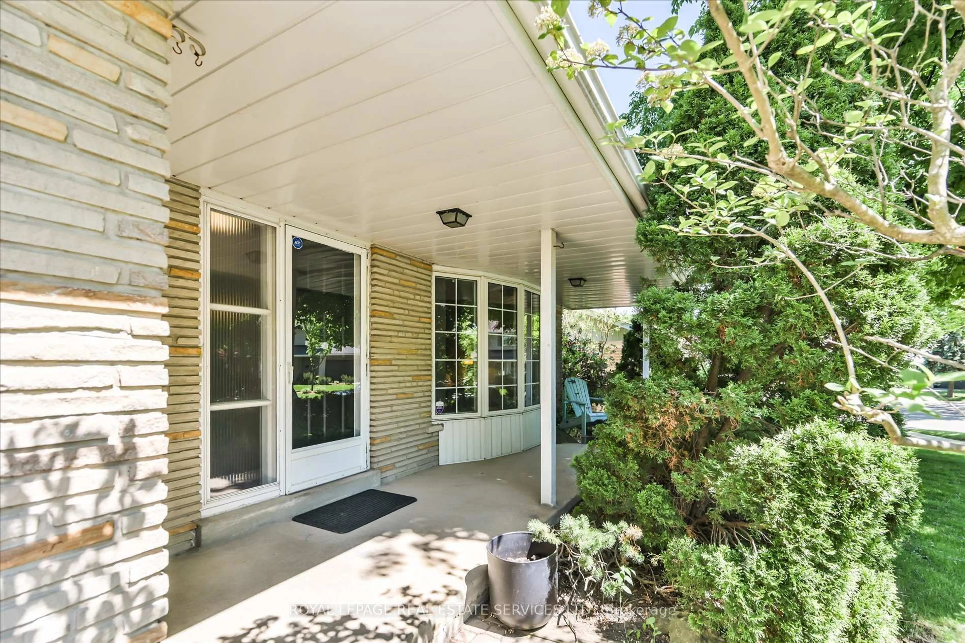 Patio, street for 49 Pettit Dr, Toronto Ontario M9R 2W6