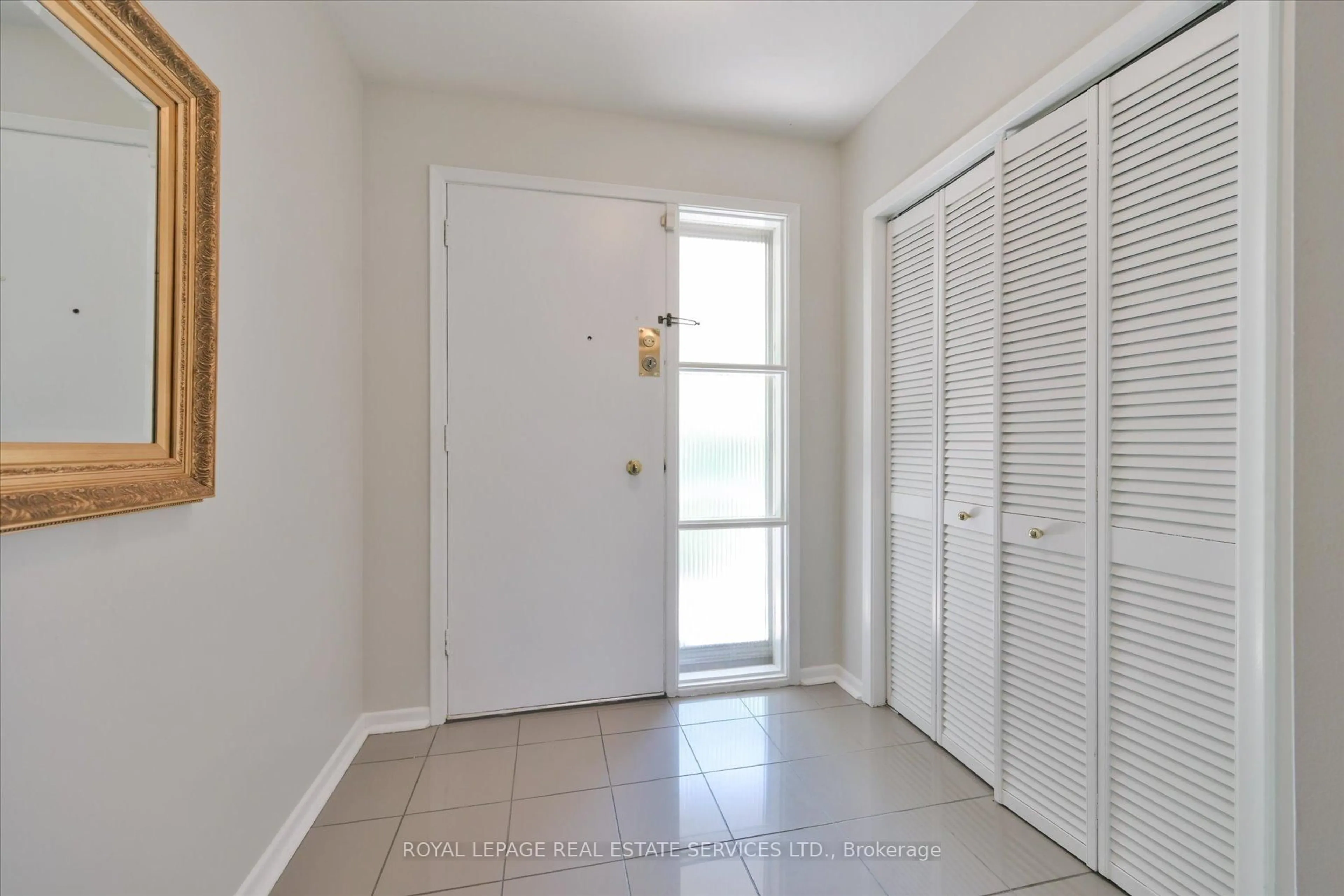 Indoor entryway for 49 Pettit Dr, Toronto Ontario M9R 2W6