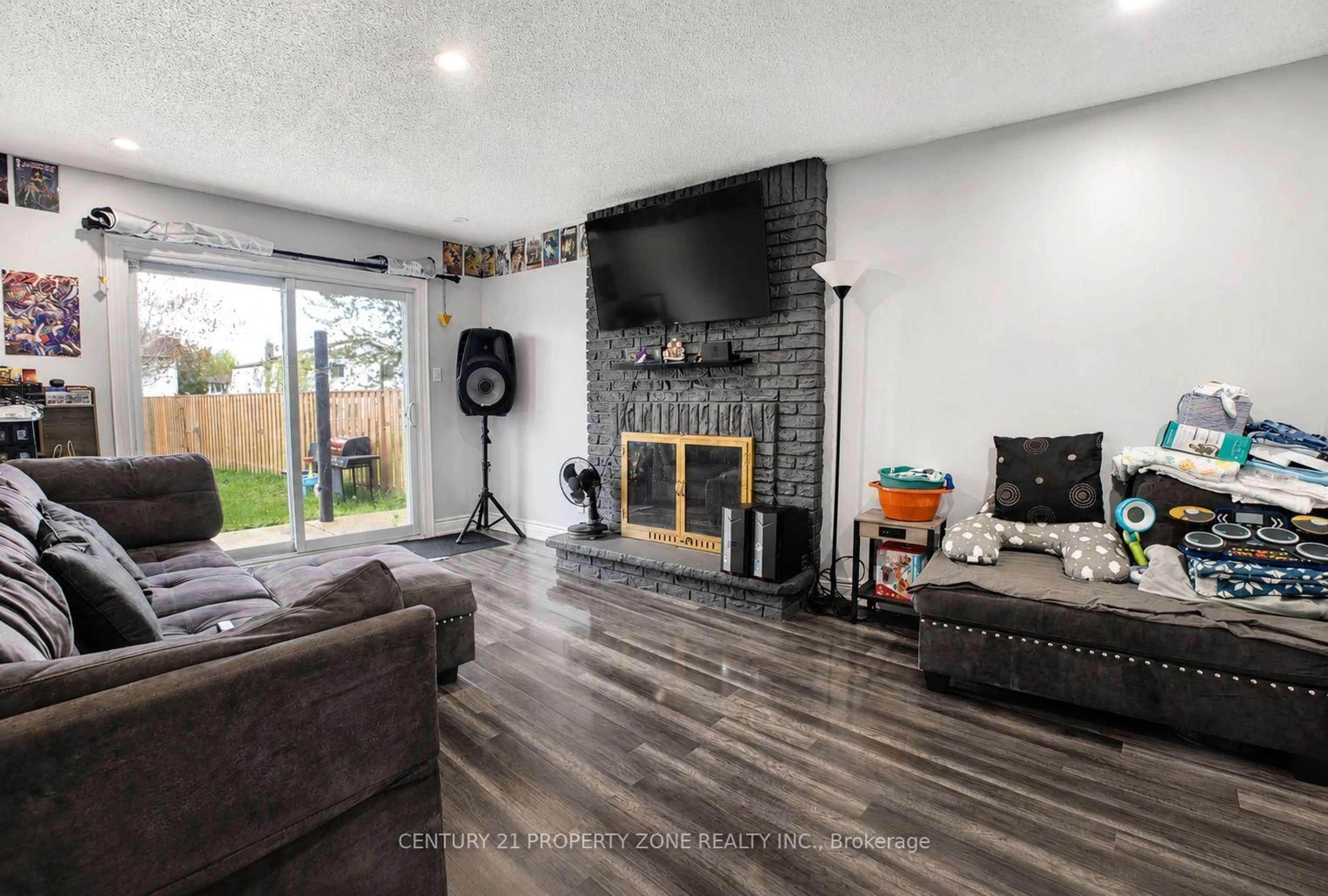 Living room with furniture, unknown for 7652 Roselle Cres, Mississauga Ontario L4T 3N2