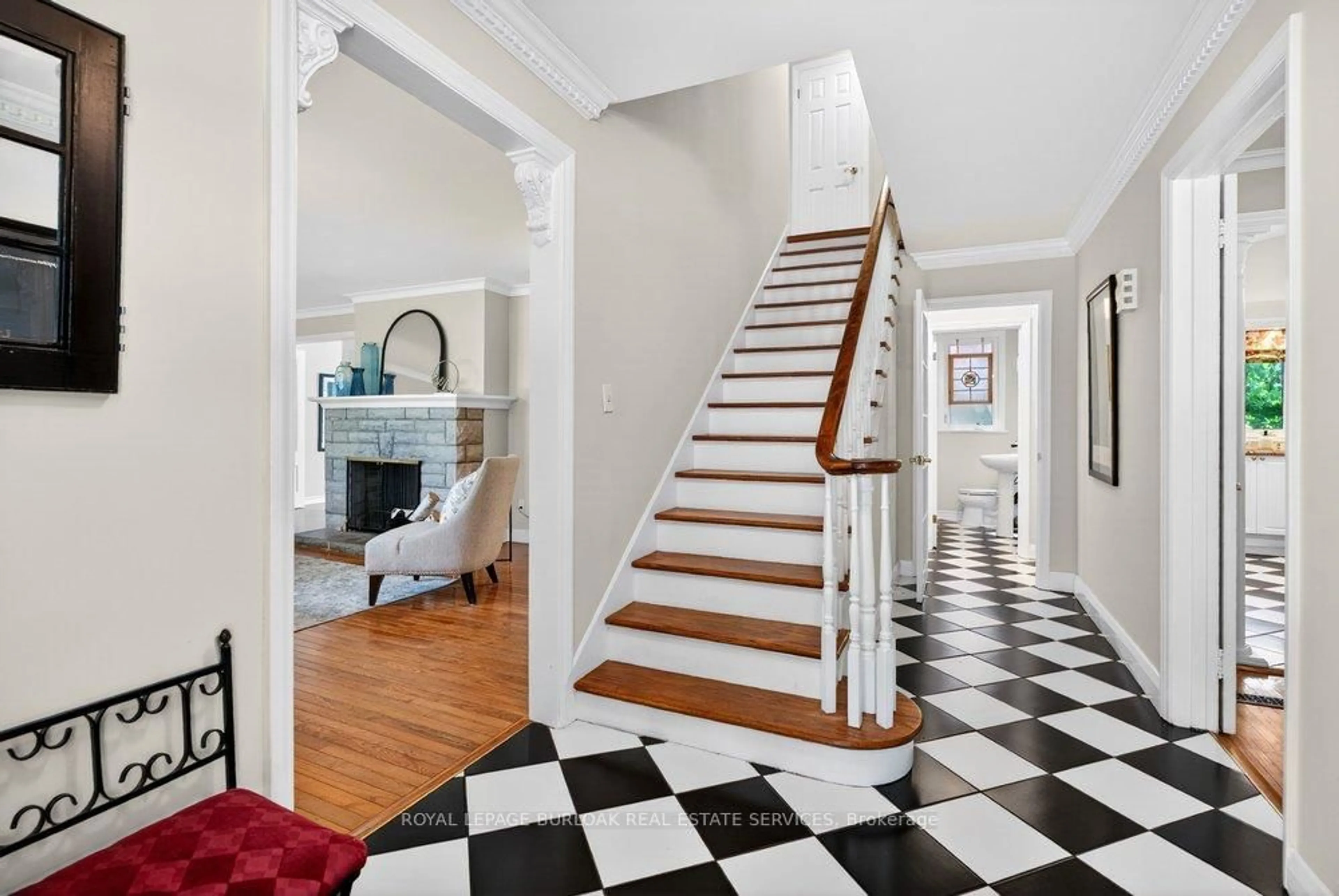 Indoor foyer for 1398 Baldwin St, Burlington Ontario L7S 1K3