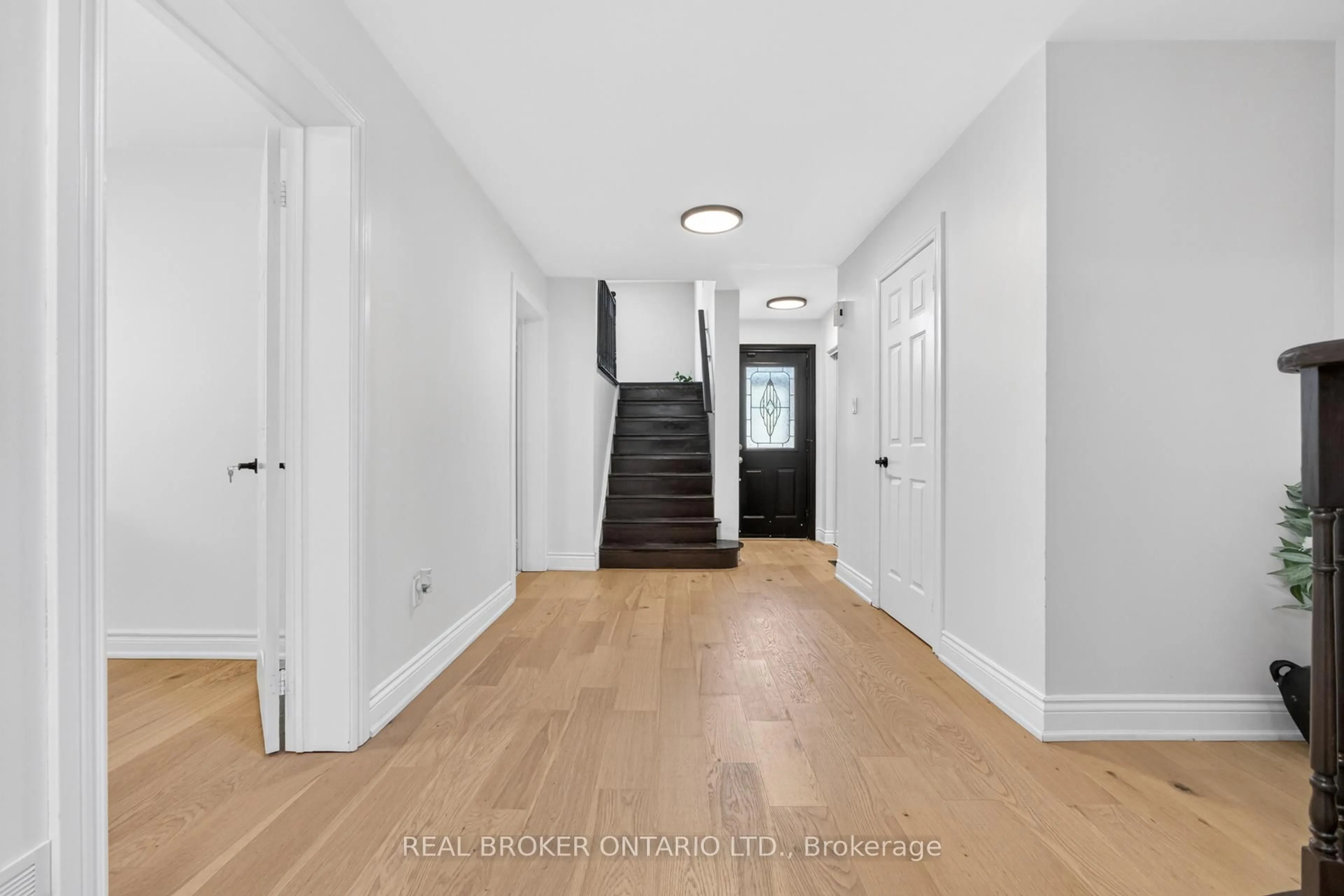 Indoor entryway for 4326 Waterford Cres, Mississauga Ontario L5R 2B2