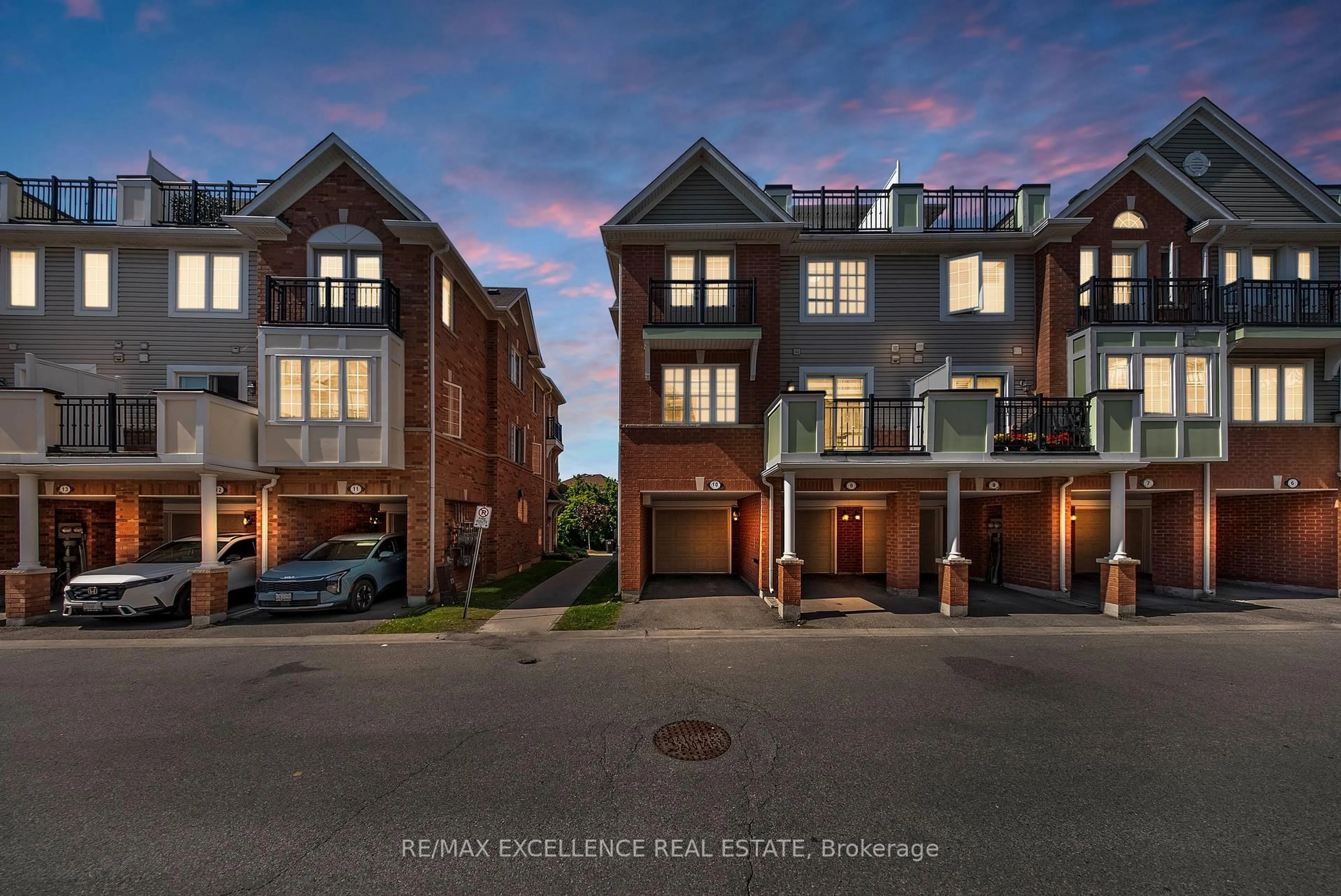 A pic from outside/outdoor area/front of a property/back of a property/a pic from drone, street for 2614 Dashwood Dr #10, Oakville Ontario L6M 0K5