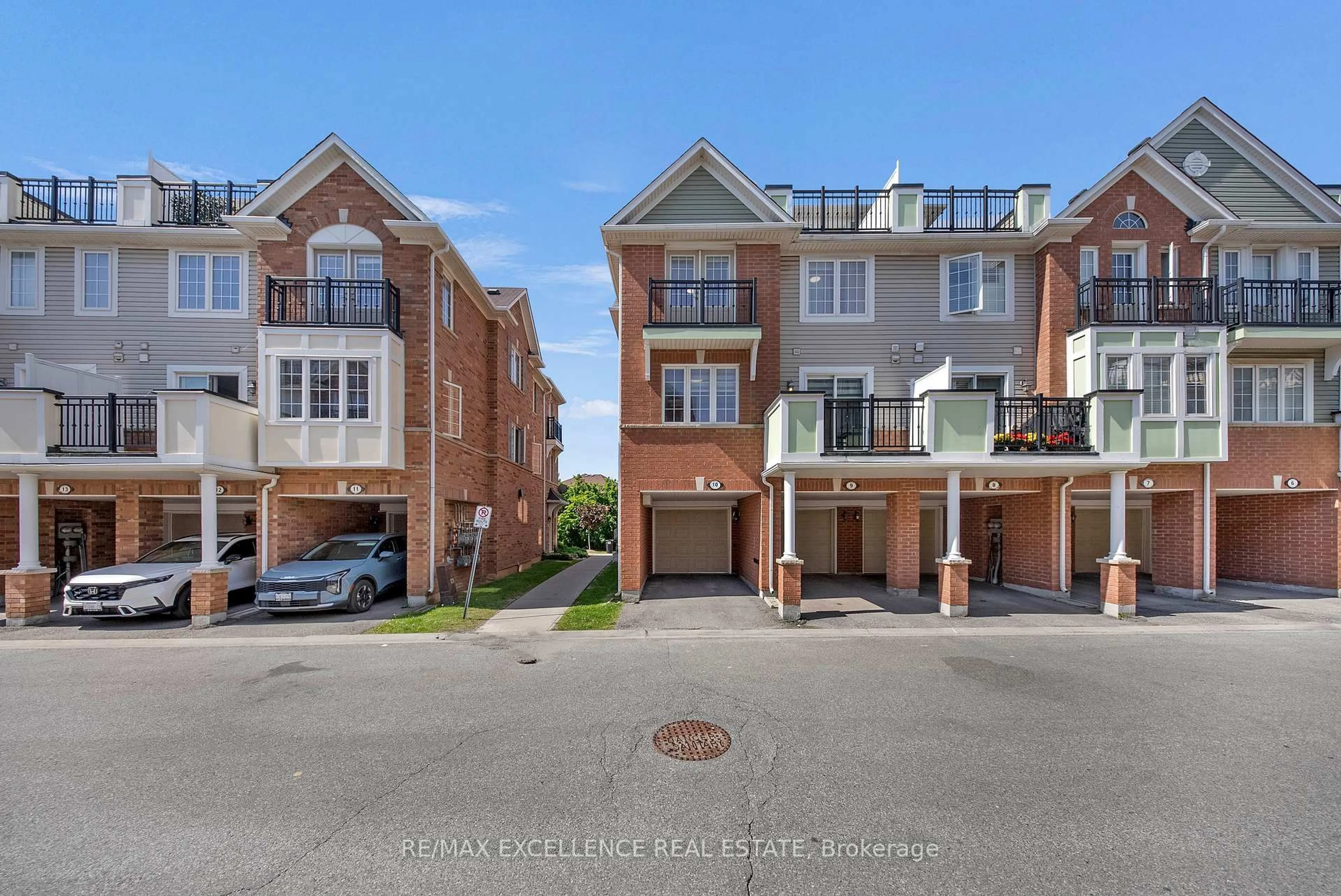 A pic from outside/outdoor area/front of a property/back of a property/a pic from drone, water/lake/river/ocean view for 2614 Dashwood Dr #10, Oakville Ontario L6M 0K5