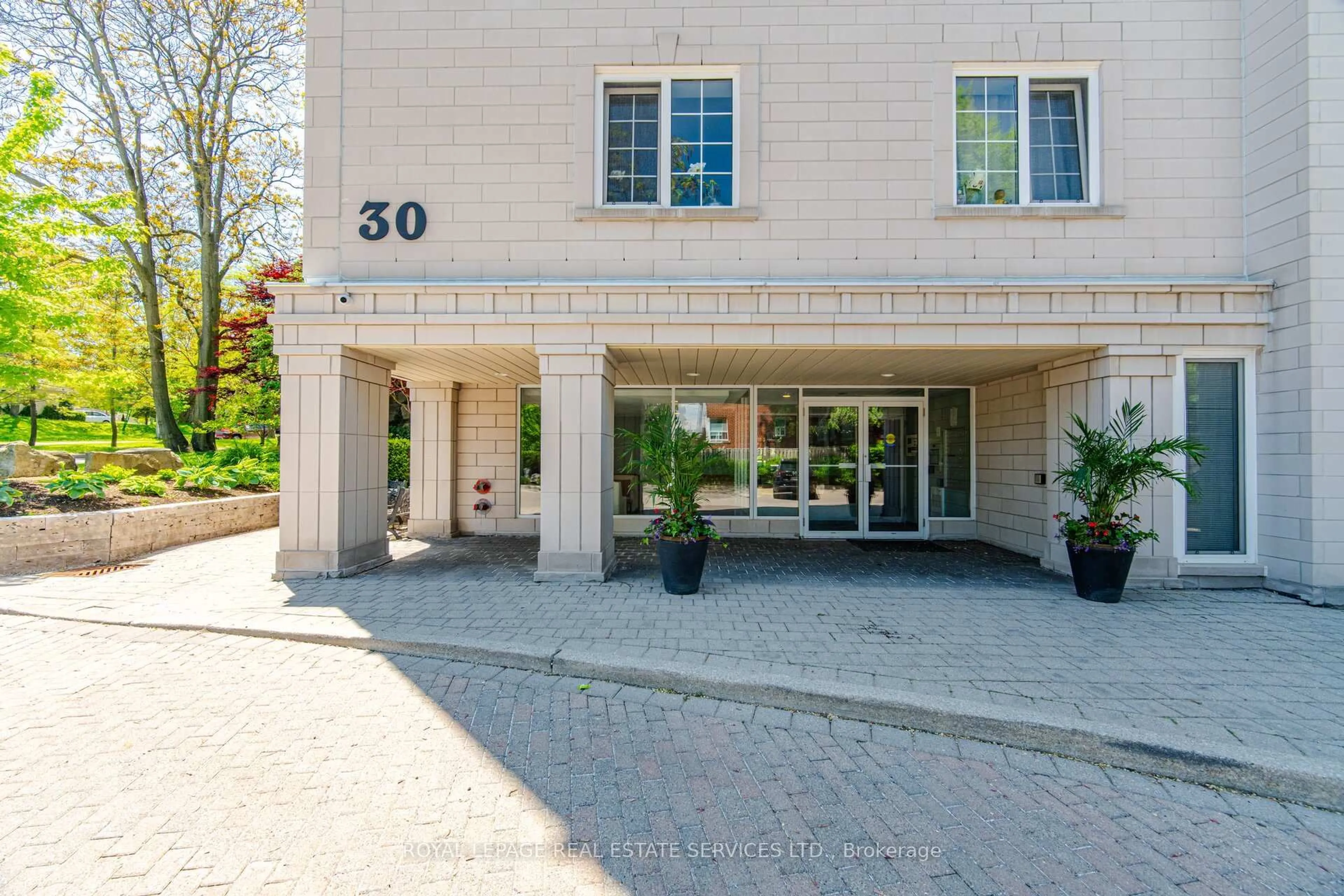 Unknown for 30 Anglesey Blvd #PH403, Toronto Ontario M9A 3B5