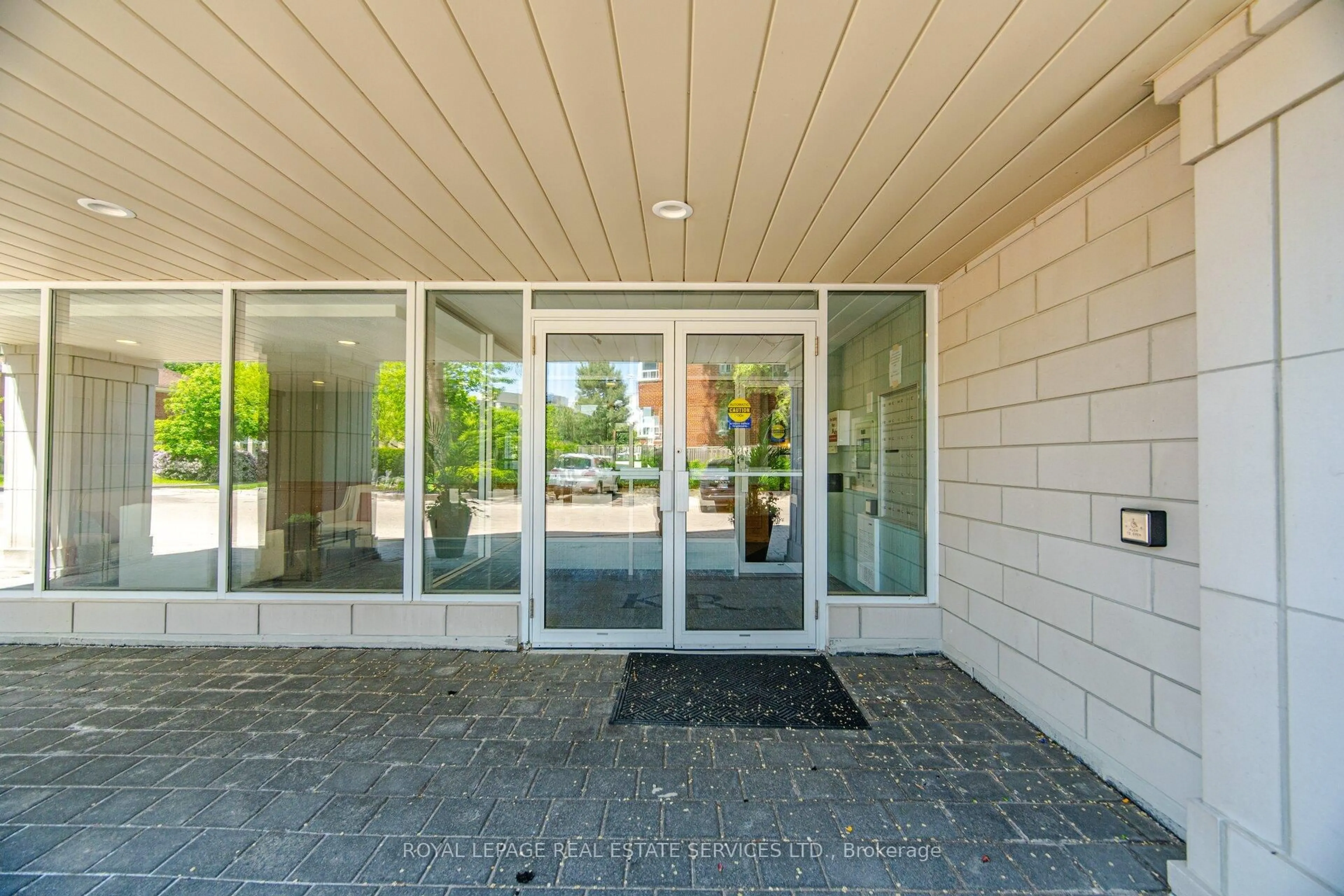 Indoor foyer for 30 Anglesey Blvd #PH403, Toronto Ontario M9A 3B5