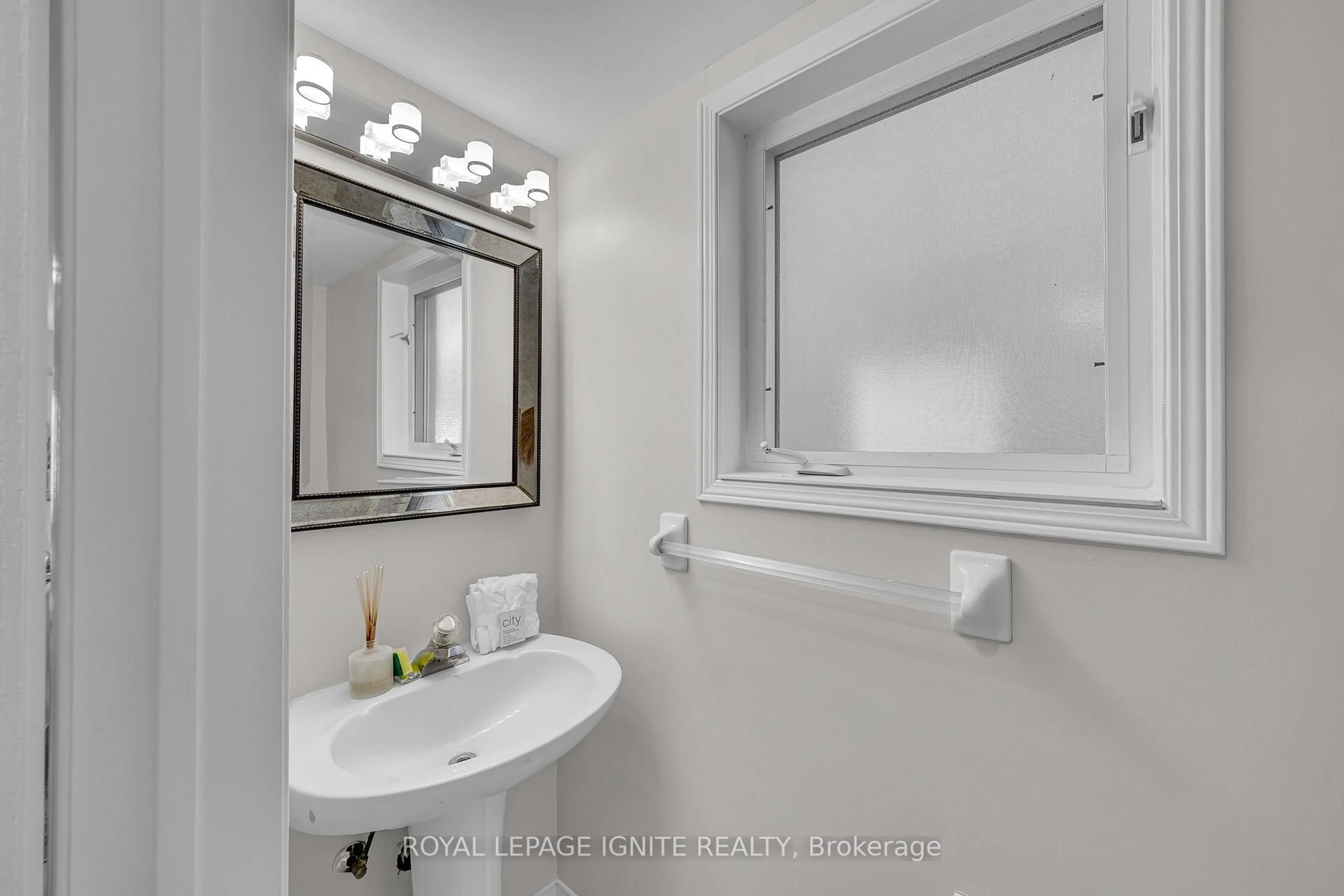 Standard bathroom, ceramic/tile floor for 91 Albright Rd, Brampton Ontario L6X 5E3