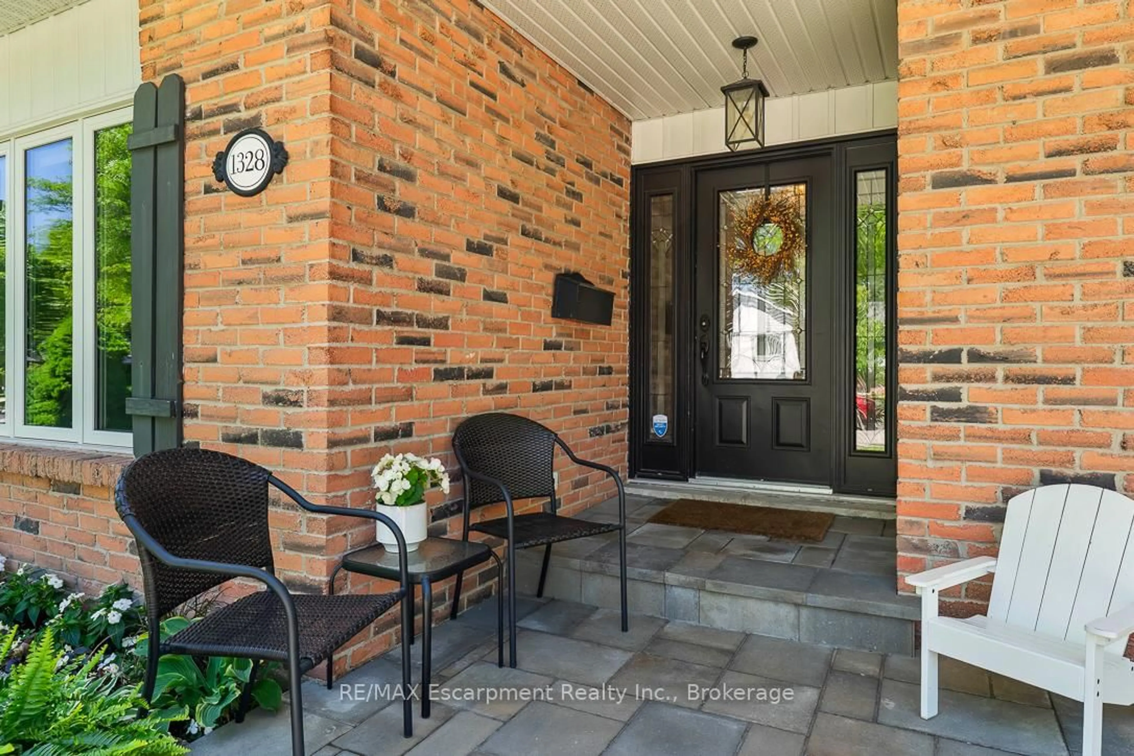 Patio, street for 1328 Vancouver Cres, Burlington Ontario L7M 1W2